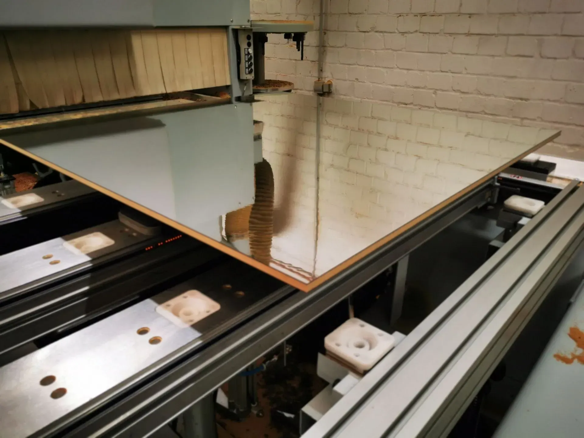 Holzplatte mit Dekor in Maschinebearbeitung