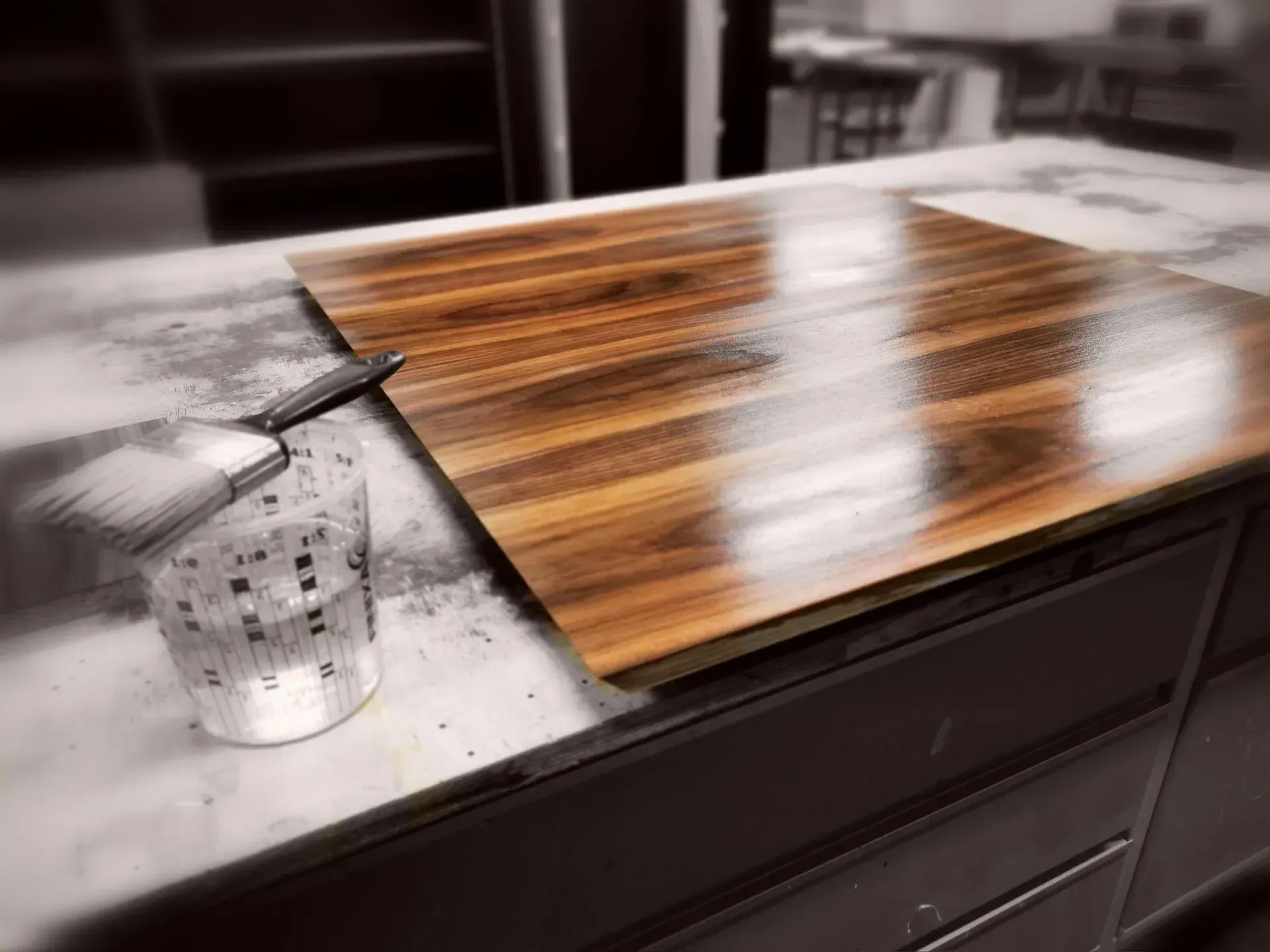 Holzplatte wurde glasiert