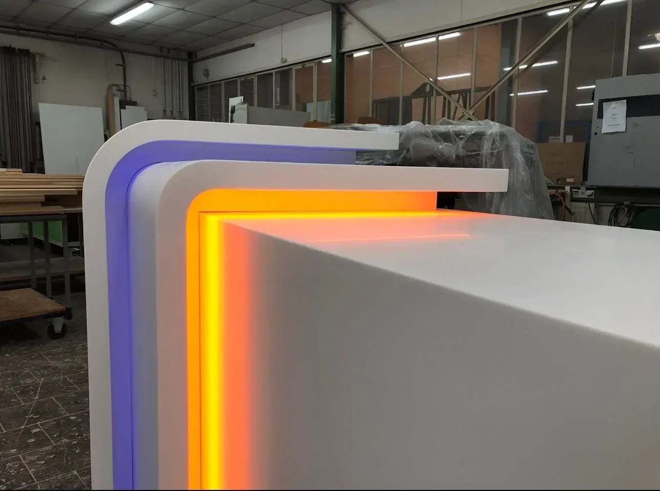 Theke mit Lichtelementen