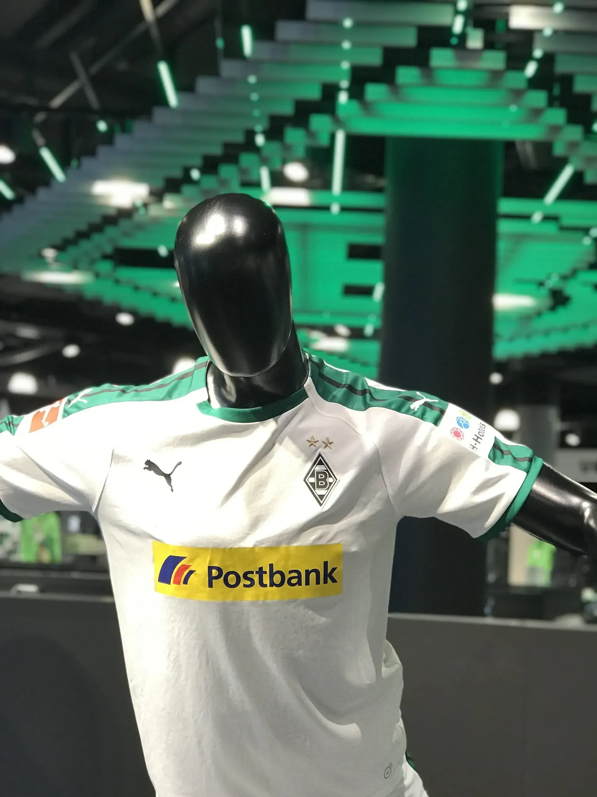 Mannequin trägt weißes Trikot