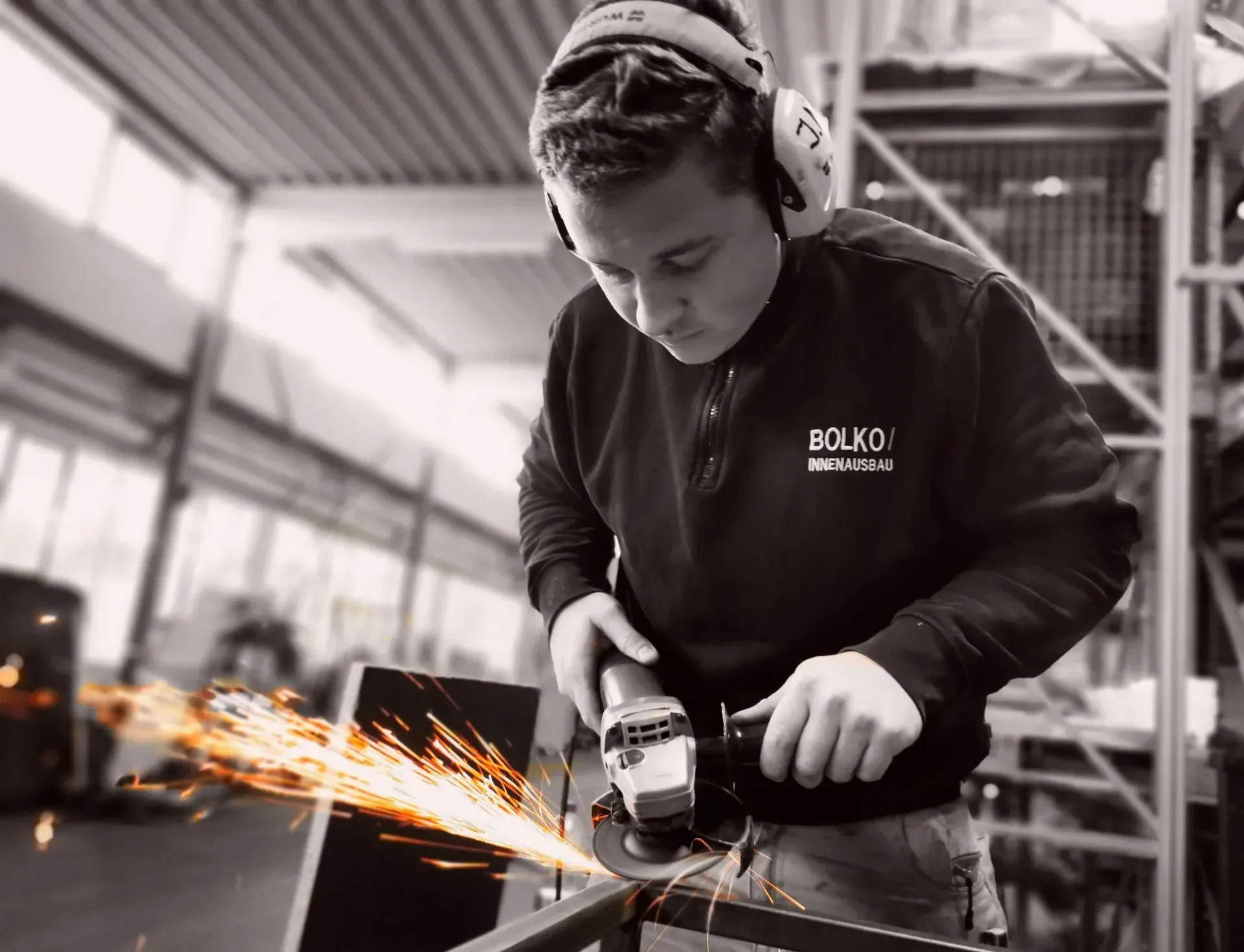 Mitarbeiter flext ein Rahmen