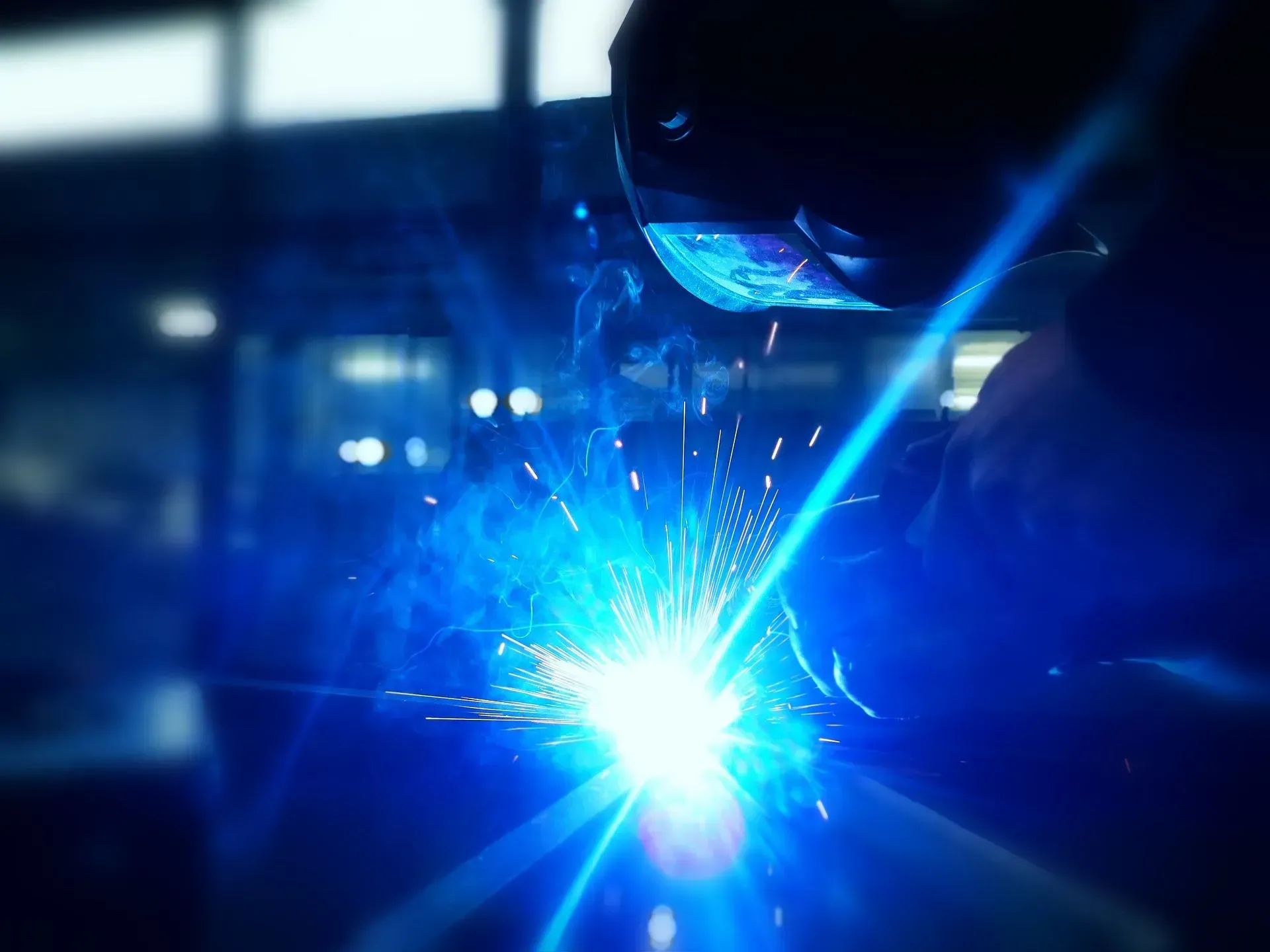 Mitarbeiter schweißt