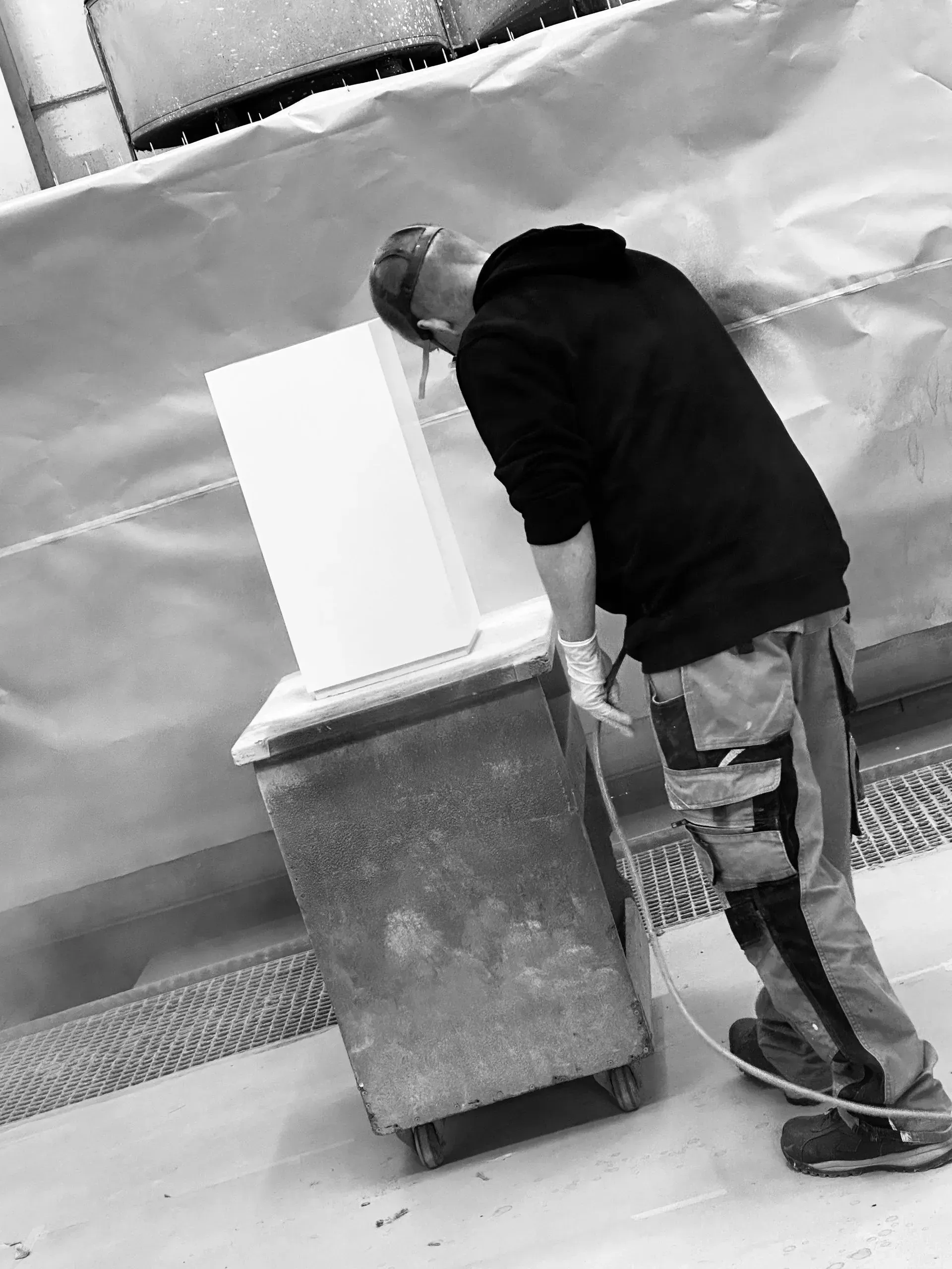 Mitarbeiter lackiert ein Pillar