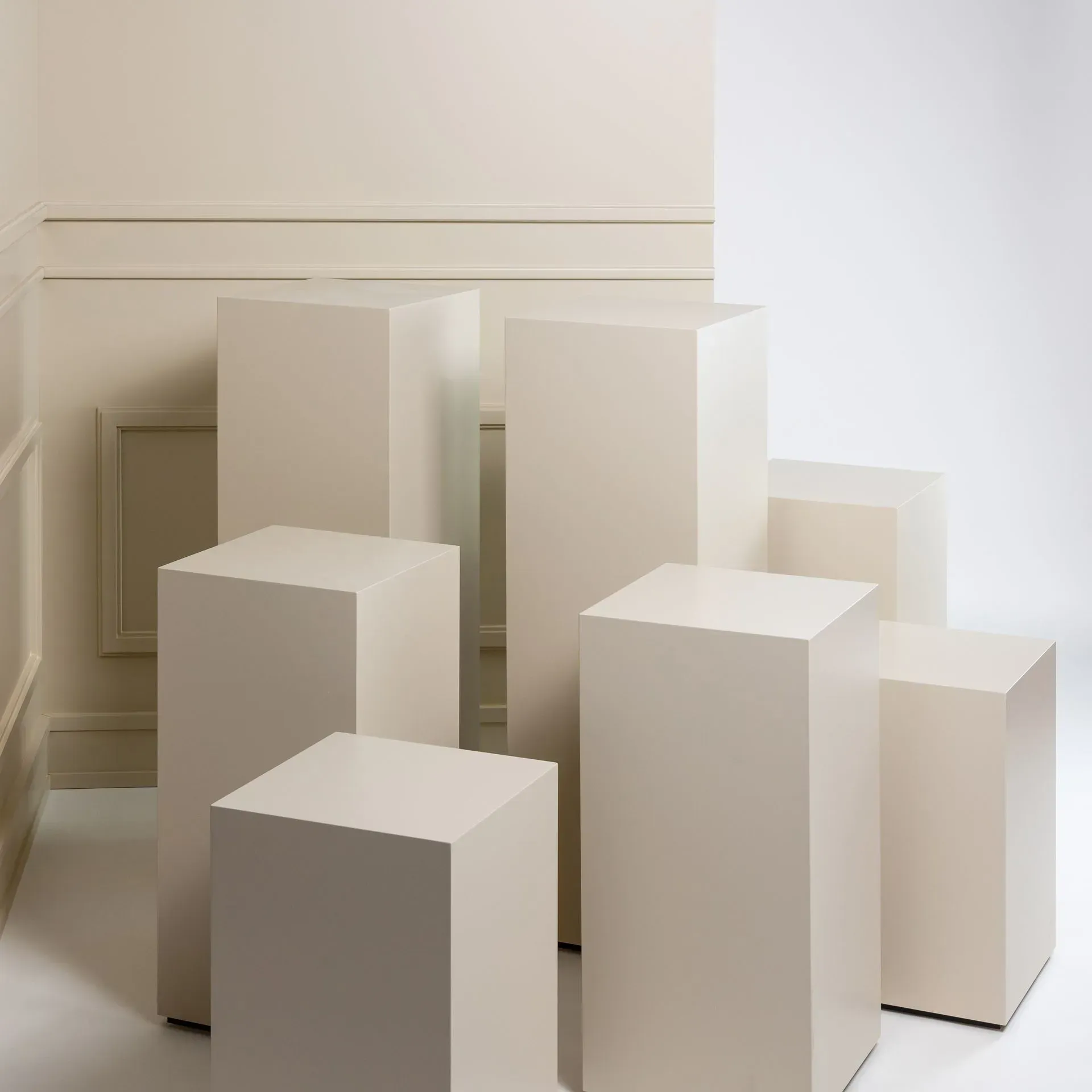 verschiedene Größen von beigen Pillars