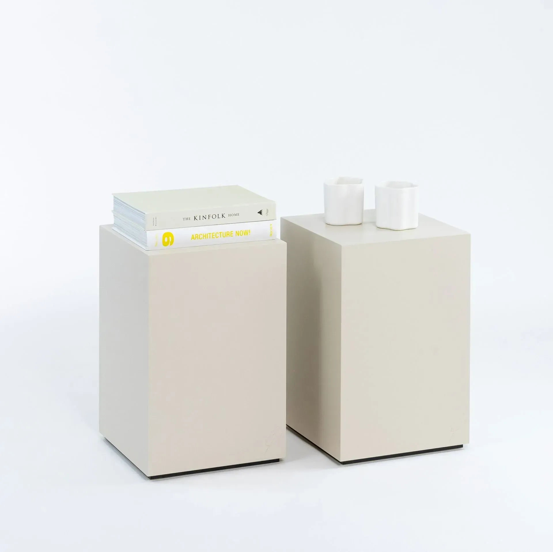 zwei beige Pillars