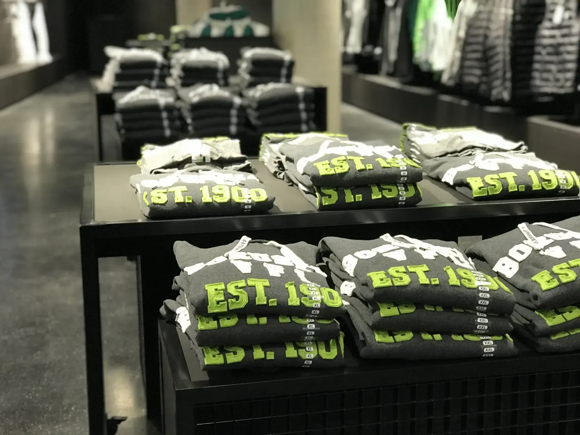 Verkaufstisch mit Pullovern