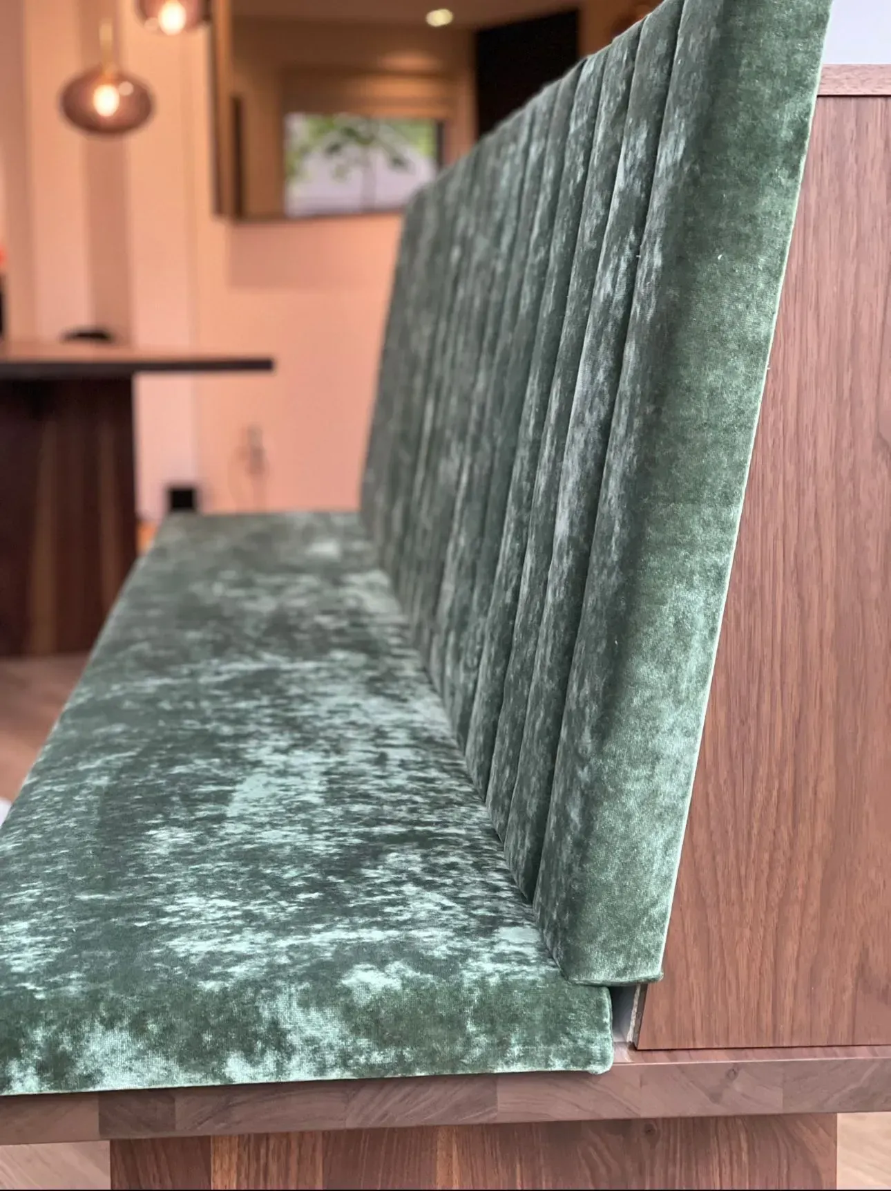 grüner Samt Stoff auf Bank