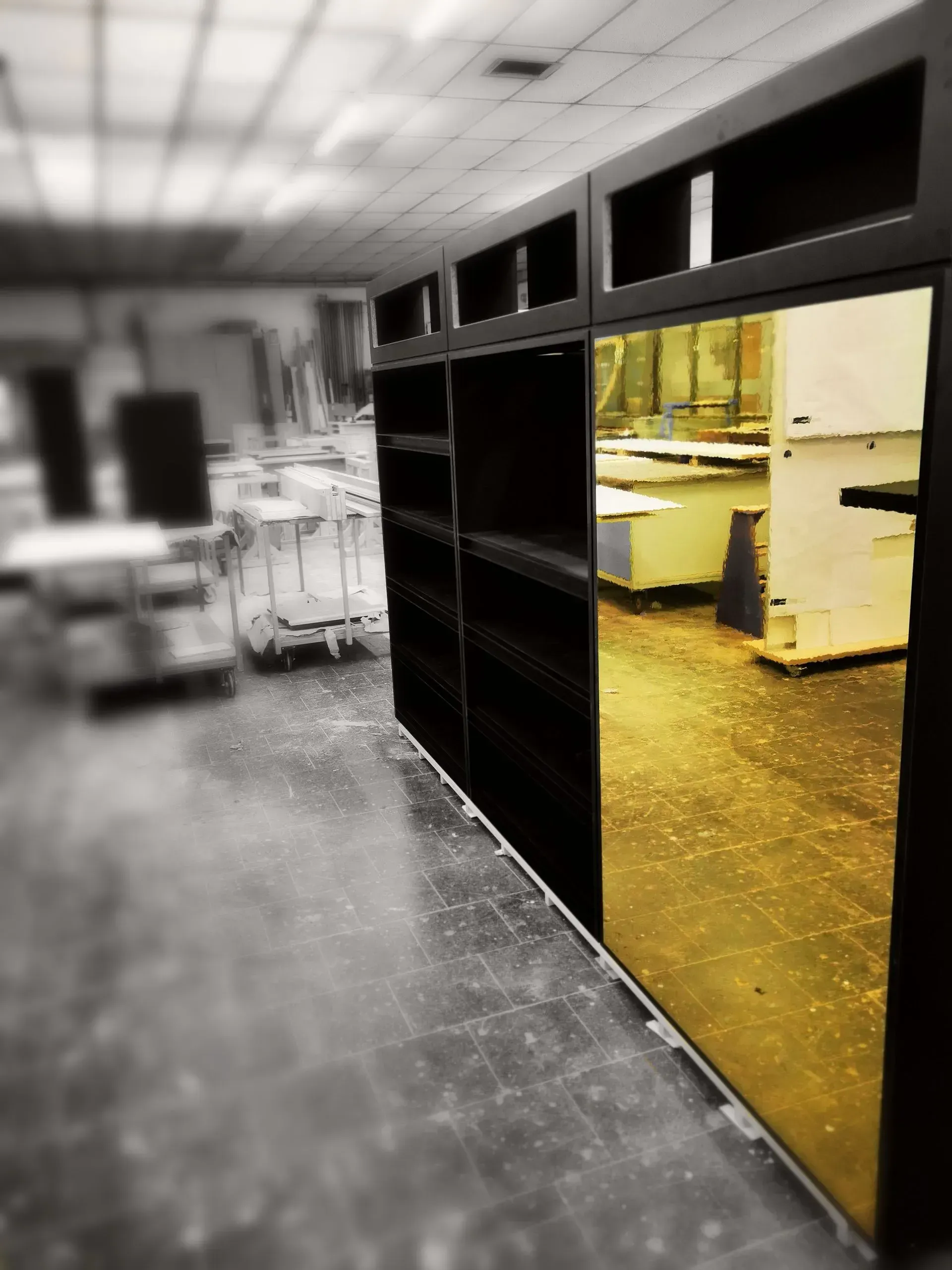 Schrank mit goldener Tür