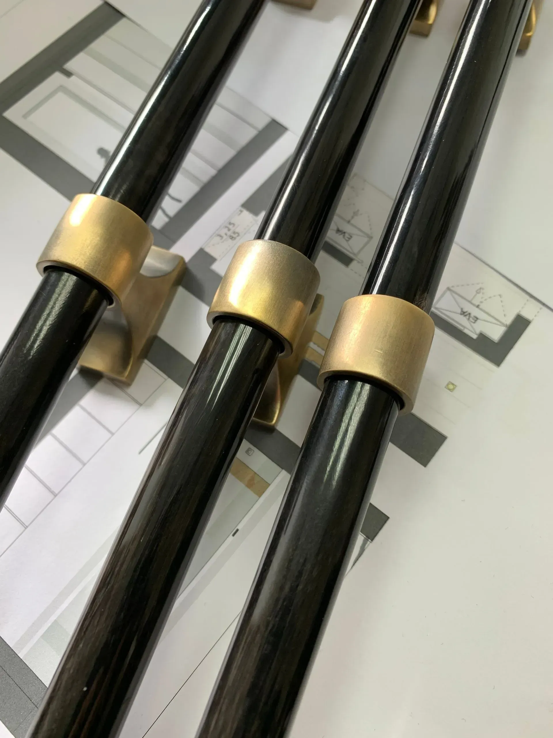 Türgriffe schwarz/gold auf Projektplan