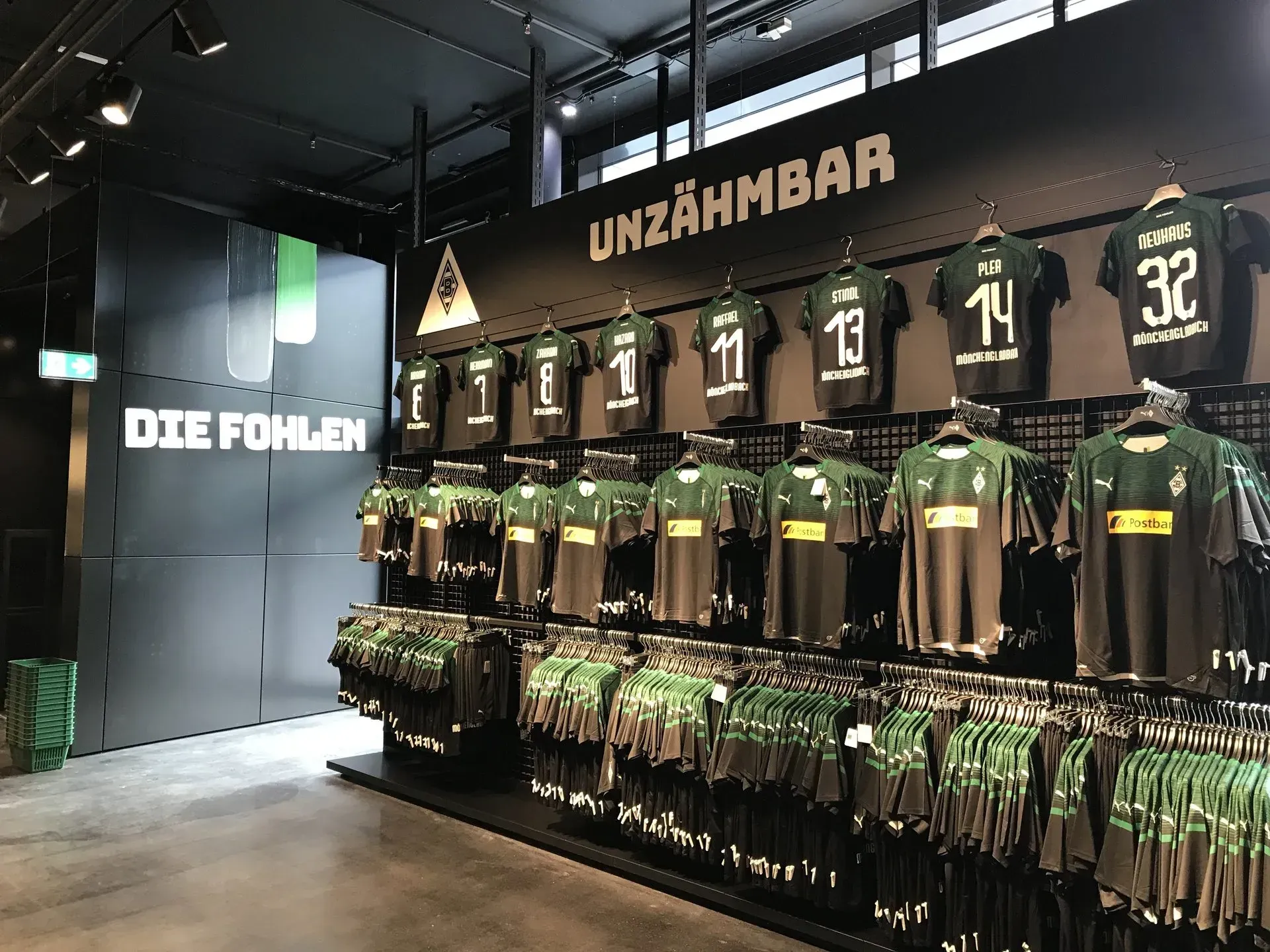 Verkaufsbereich mit Trikots