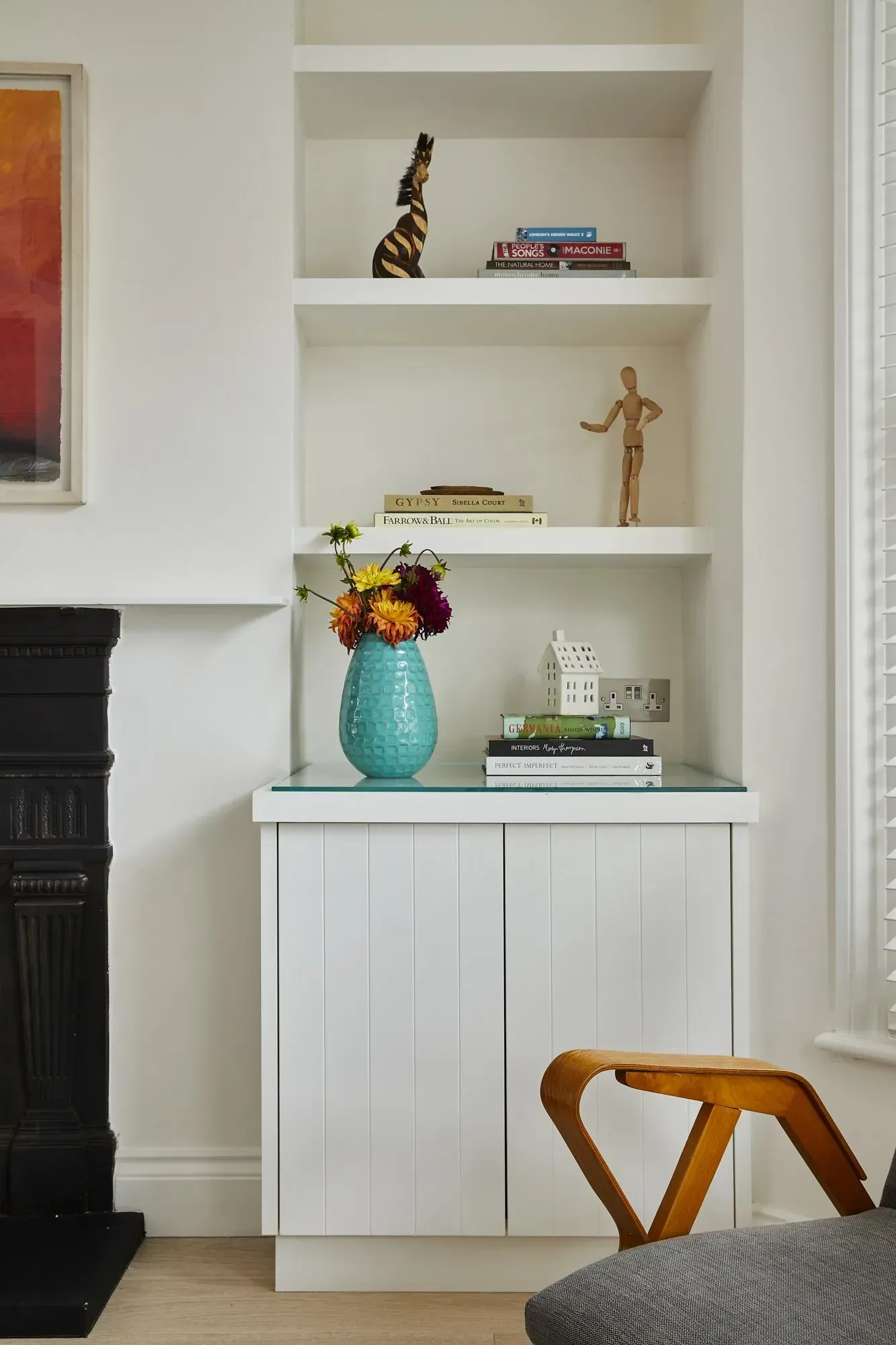 Wohnzimmer Regal mit Dekoration