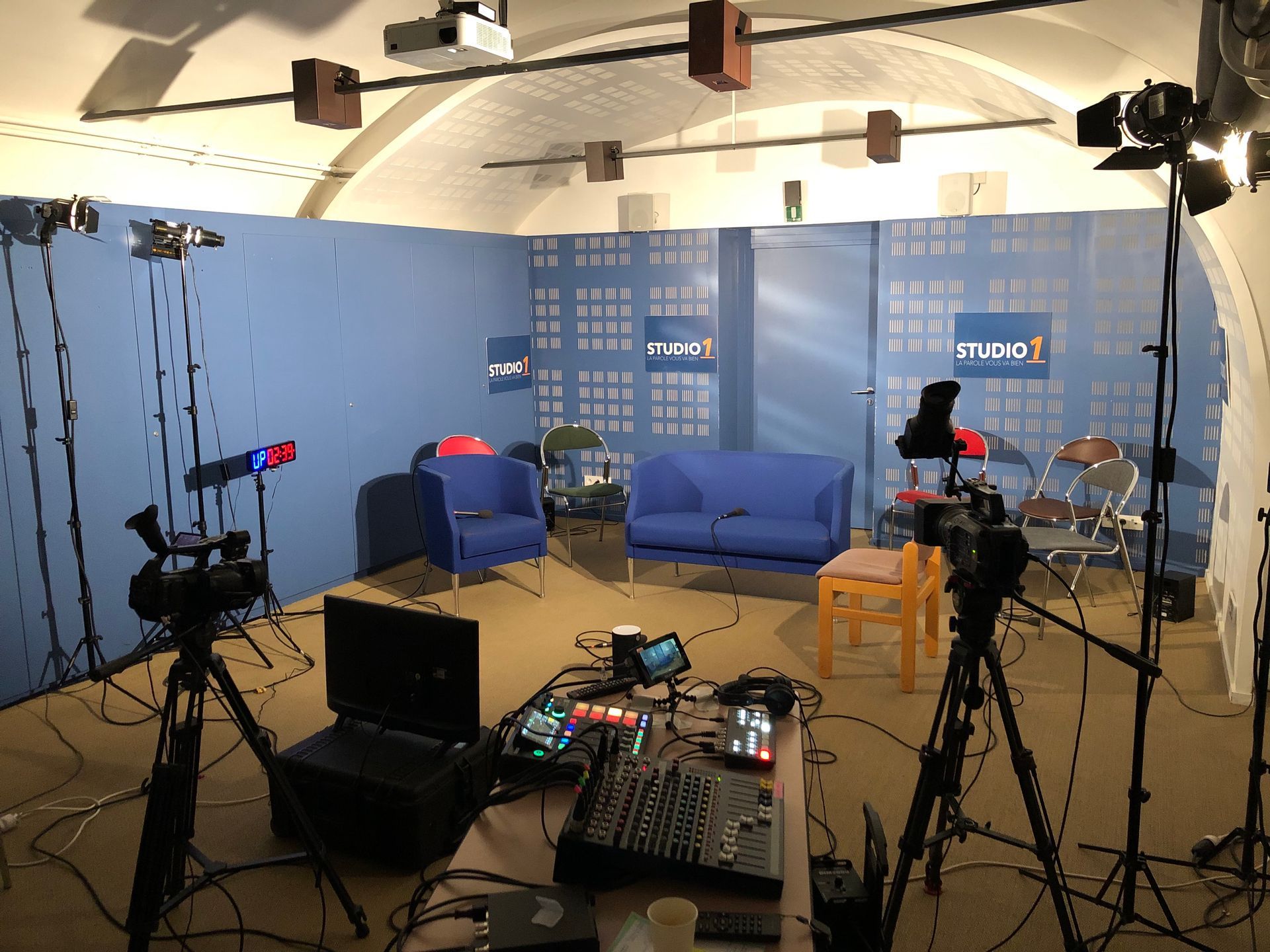 Photo salle formation aménagée en studio TV pour session de media training