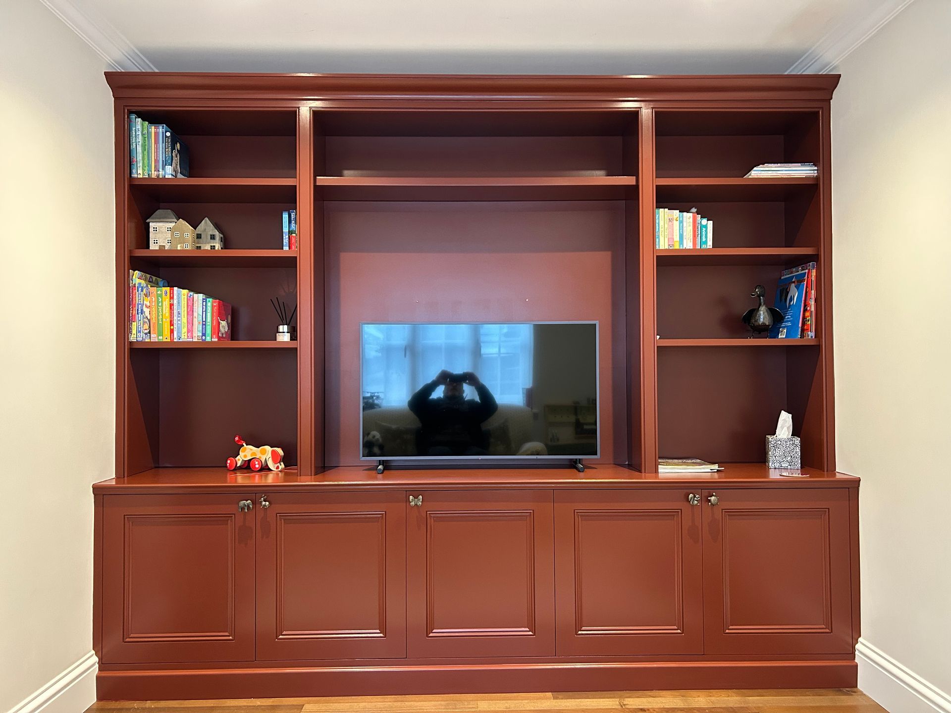 Fully fitted bookcases and custom-built-in media units by a joiner in Twickenham and Richmond by GCF Carpentry.