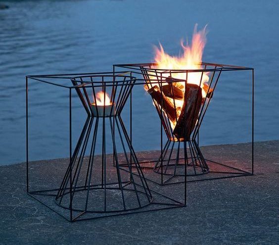mobiliario: taburetes, sillones, camas, estanterías