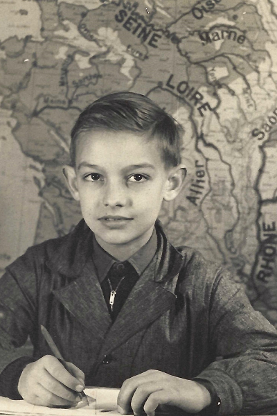 Cette photo de classe évoque le moment où j’ai pris conscience qu’homo sapiens (nous, les hommes dits moderne) était une espèce de Primate pas très recommandable, à l'exception d'une dizaine d'entre eux (allez, soyons généreux ... une vingtaine), des gens exceptionnels, que j'ai eu la chance de connaître.