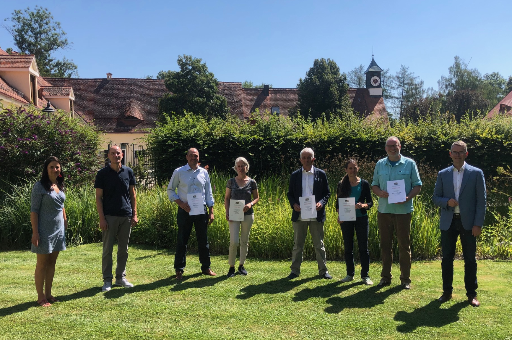 Glückliche Empfänger der Auszeichnung für das Projekt  Von links nach rechts: Christina Haubrich, MdL, Konrad Hörl, AELF, Ulrich Resele und Monika Fottner, Gut Mergenthau, Werner Bader, Biokreis-Imkerei Bader, Ursula Lensing und Dr. Steffen Watzke, Bioland-Imkerei-Honiglandschaften, Peter Tomaschko, MdL