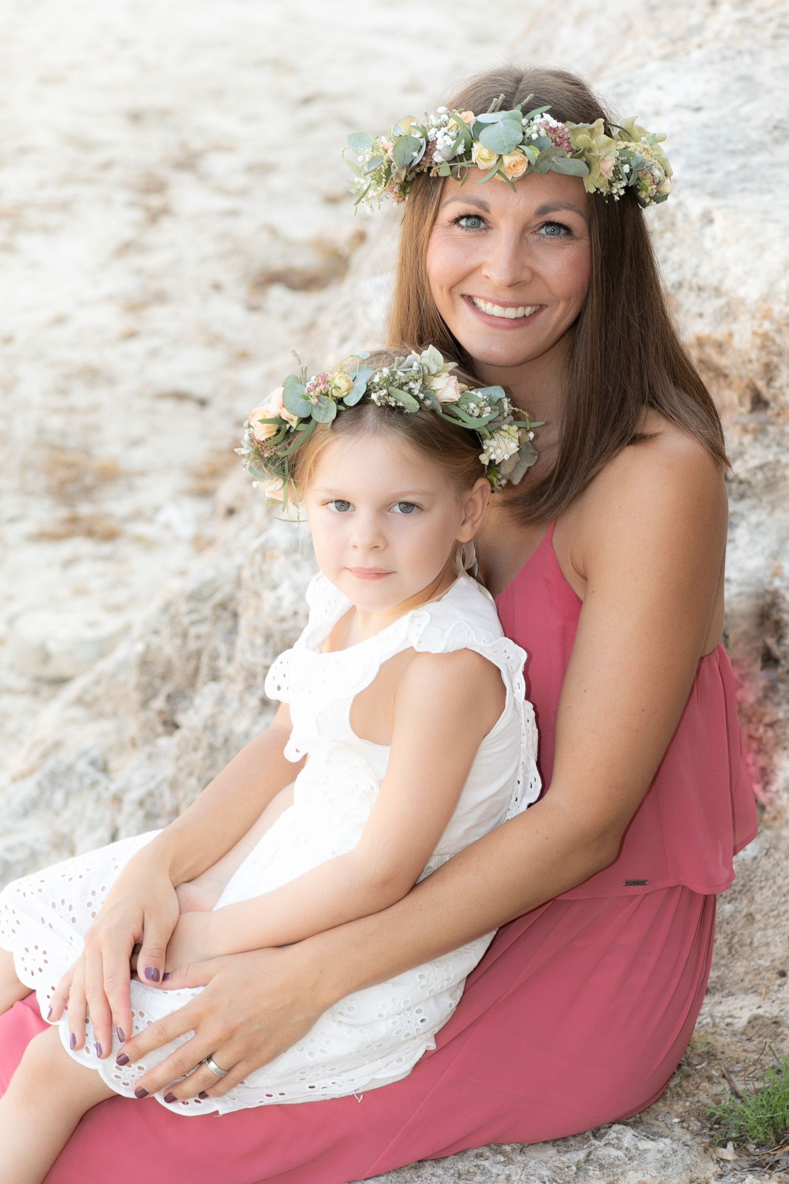 Mama mit Tochter am Strand Shooting