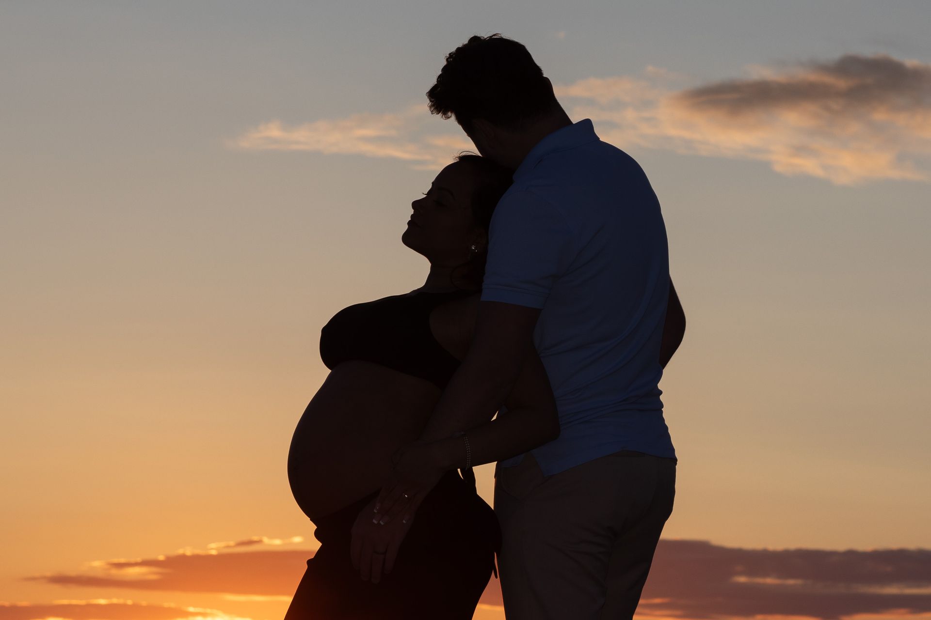 Babybauch Shooting beim Sonnenuntergang