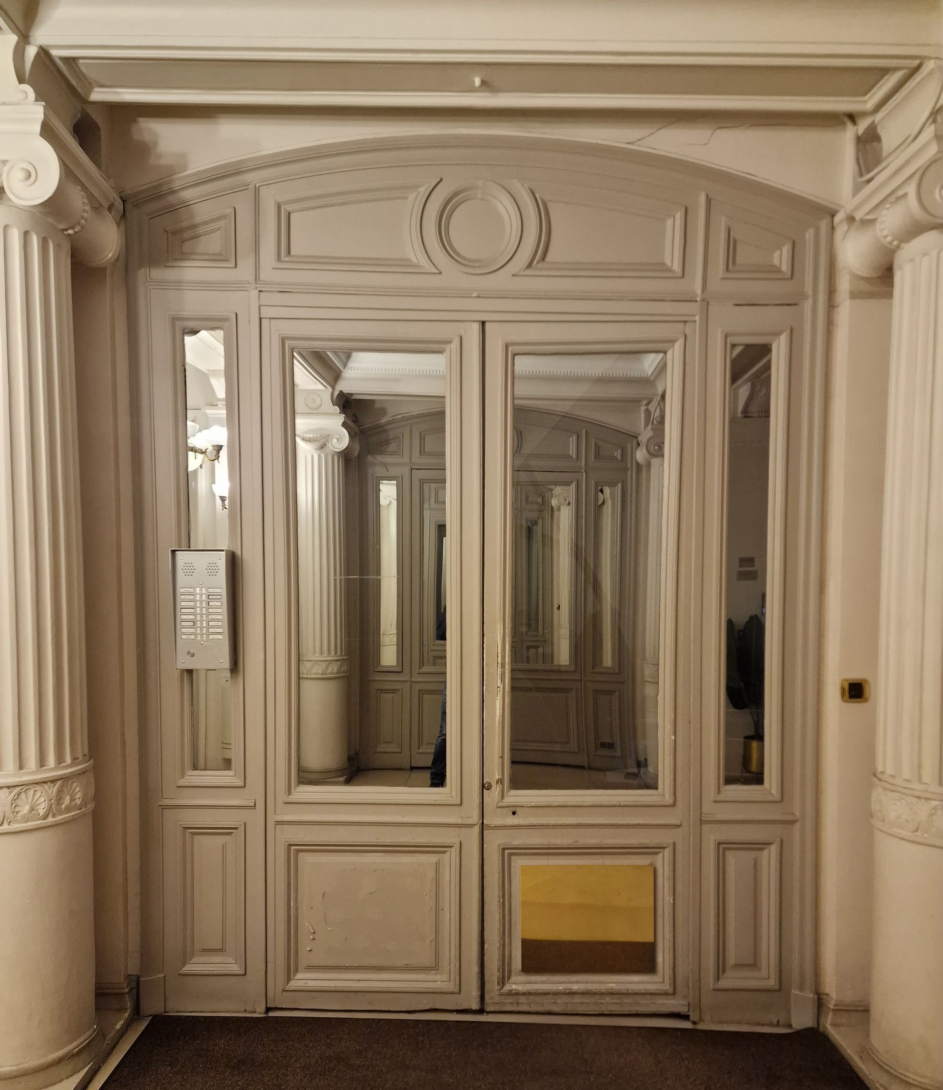 porte avec moulure avant