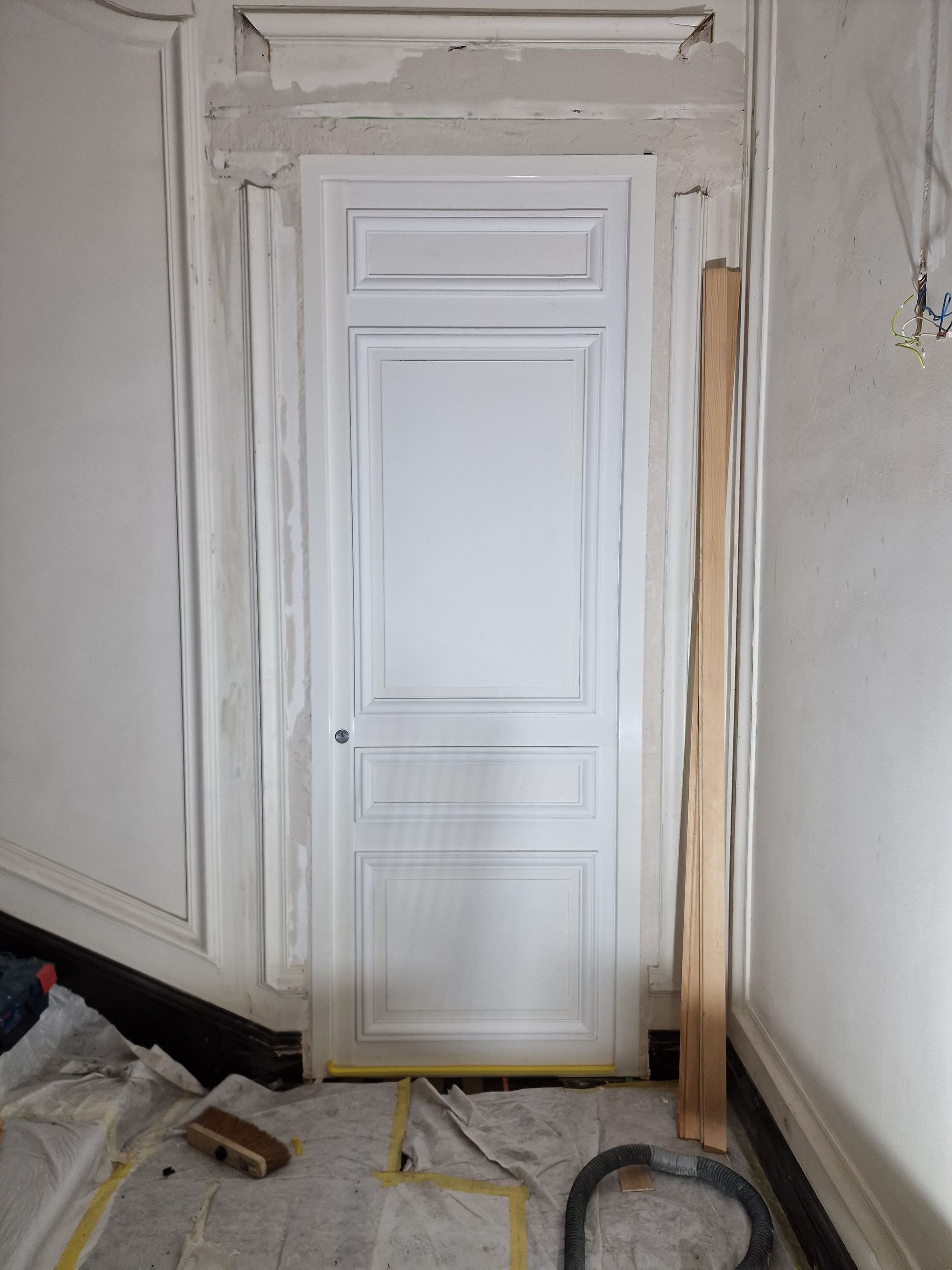 porte avec moulure avant