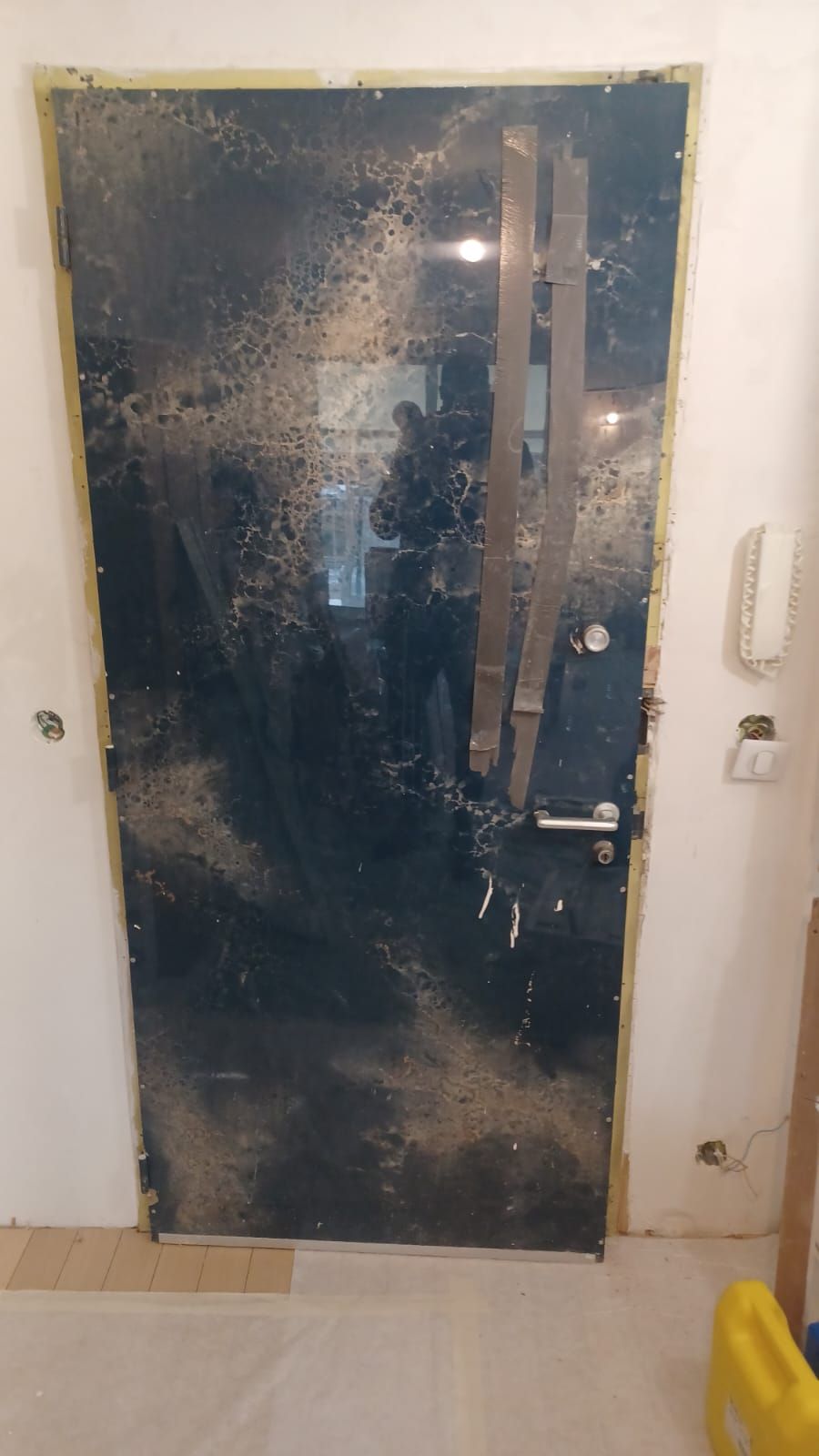 porte avec moulure avant