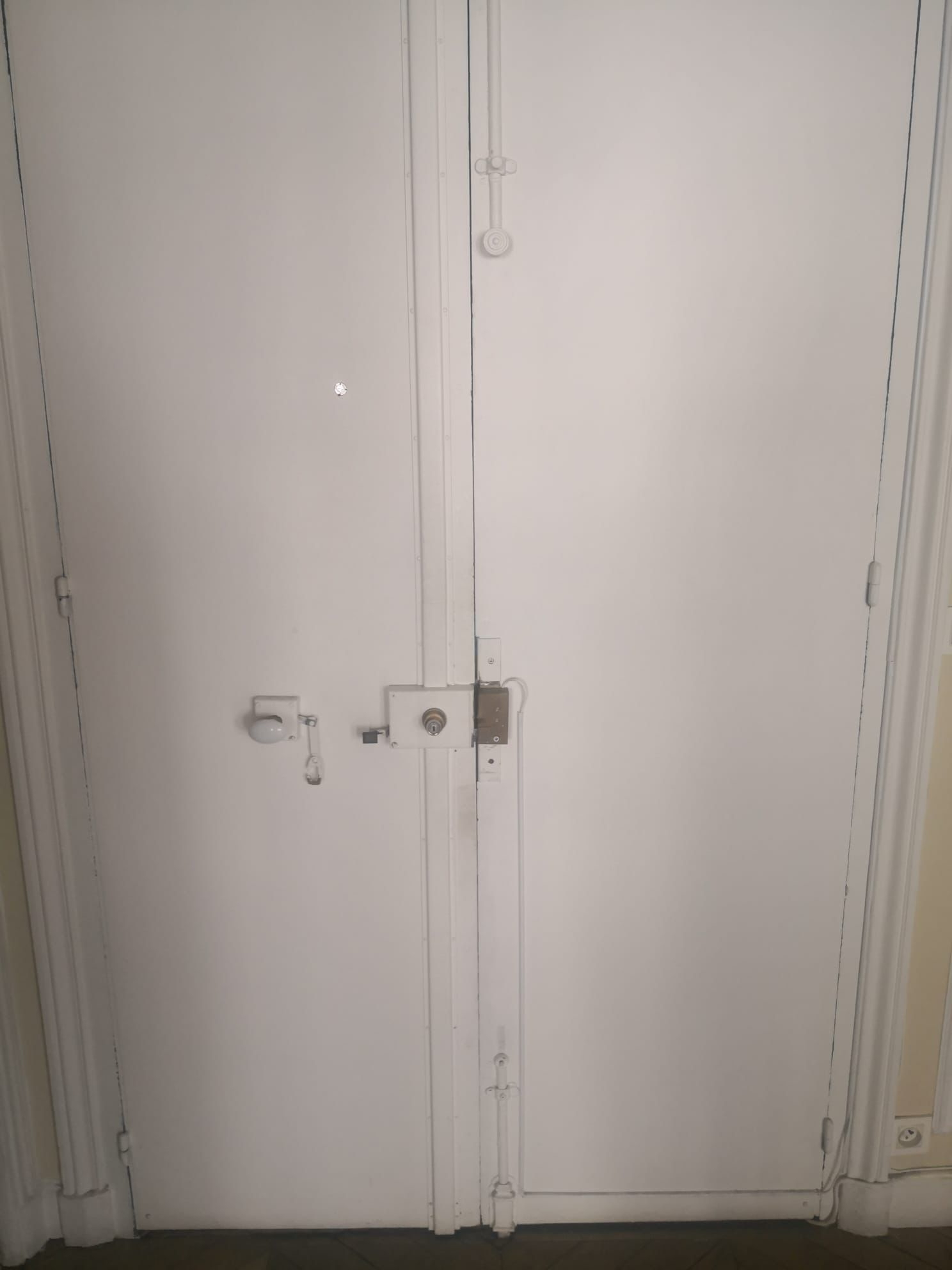 porte avec moulure avant