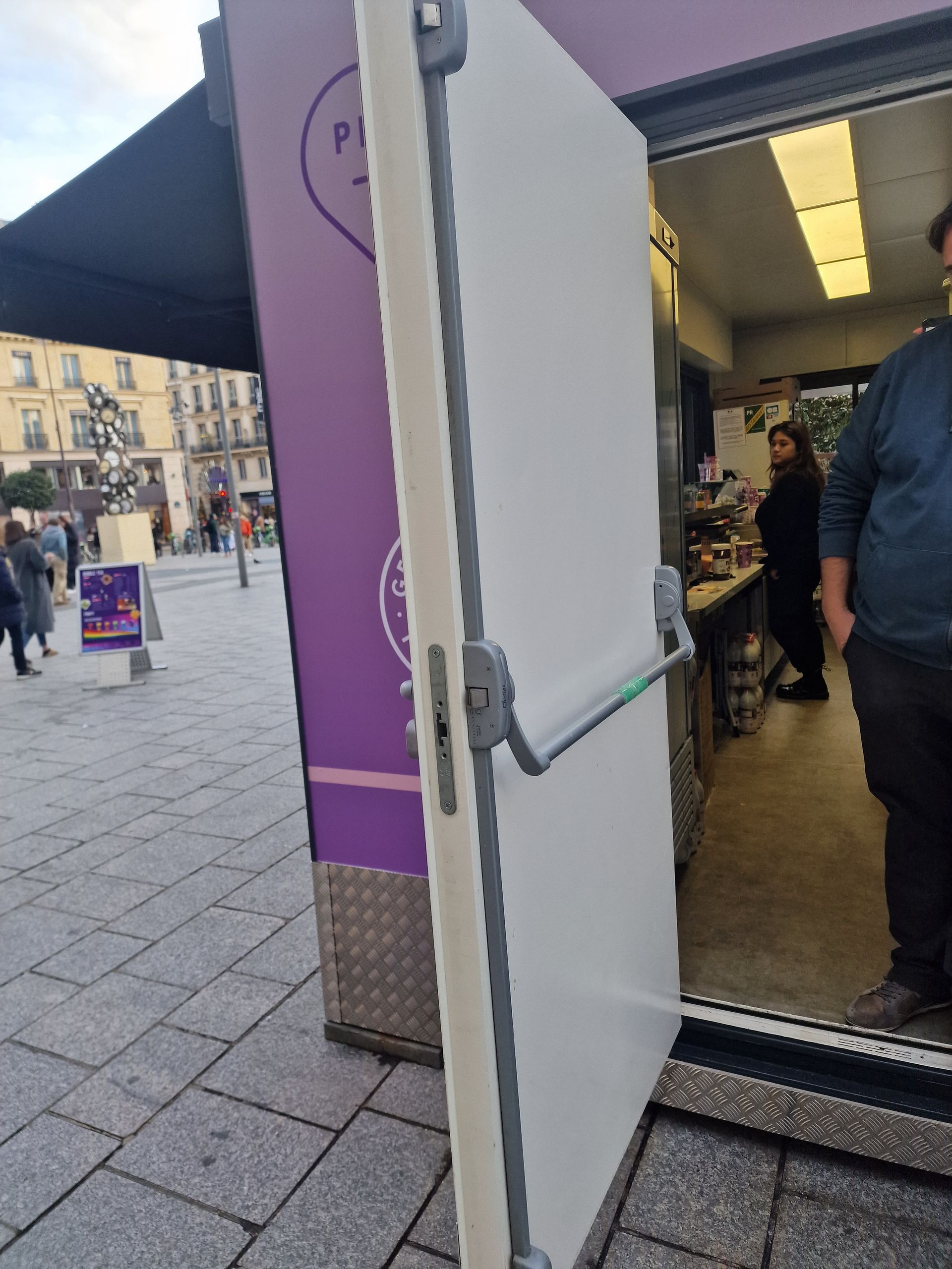 Installation de barre anti-panique