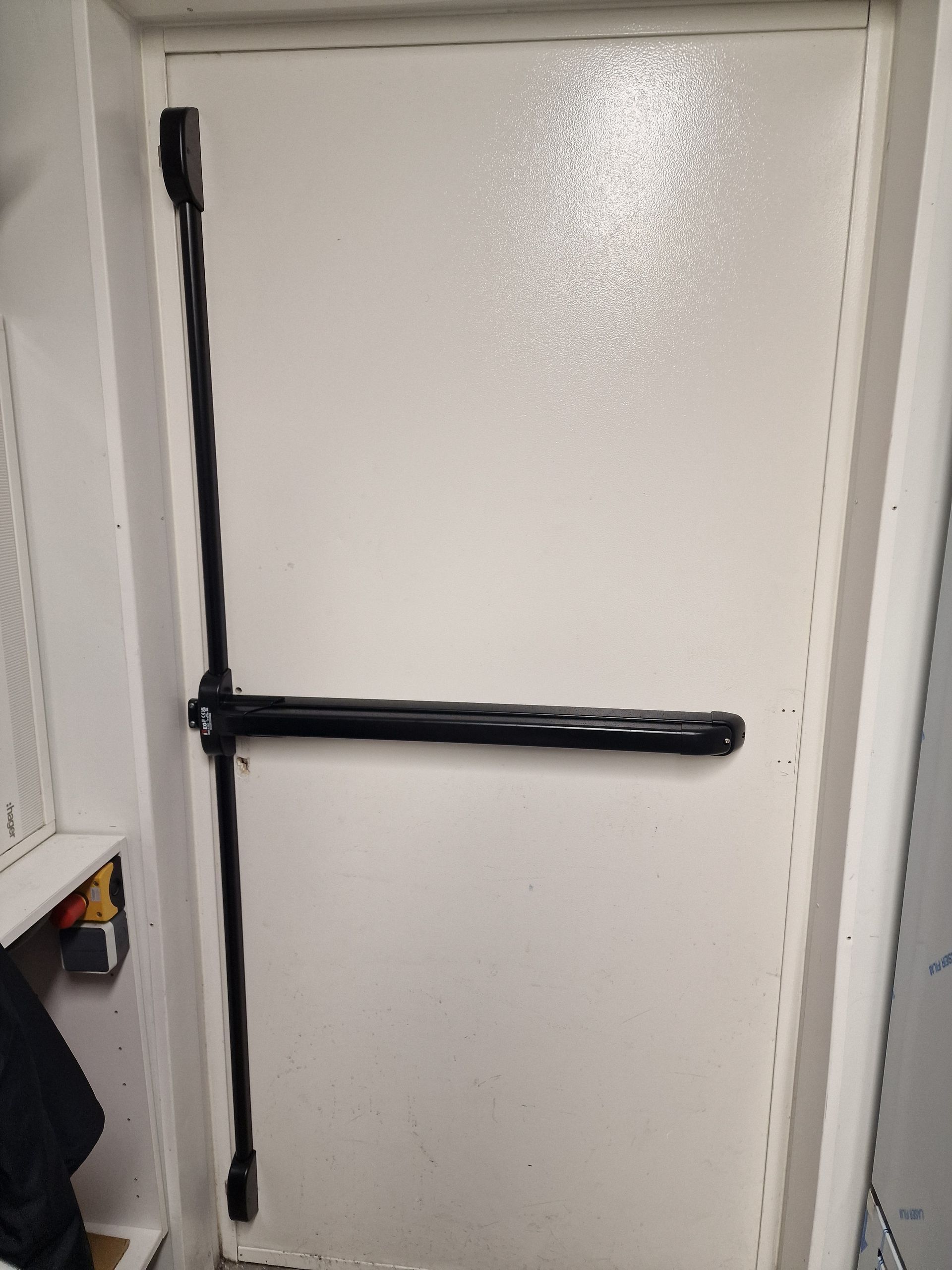 Installation de barre anti-panique