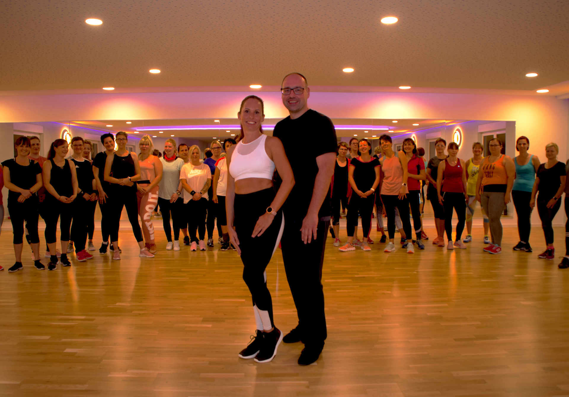 Trainer und Teilnehmerinnen des Zumbakurses