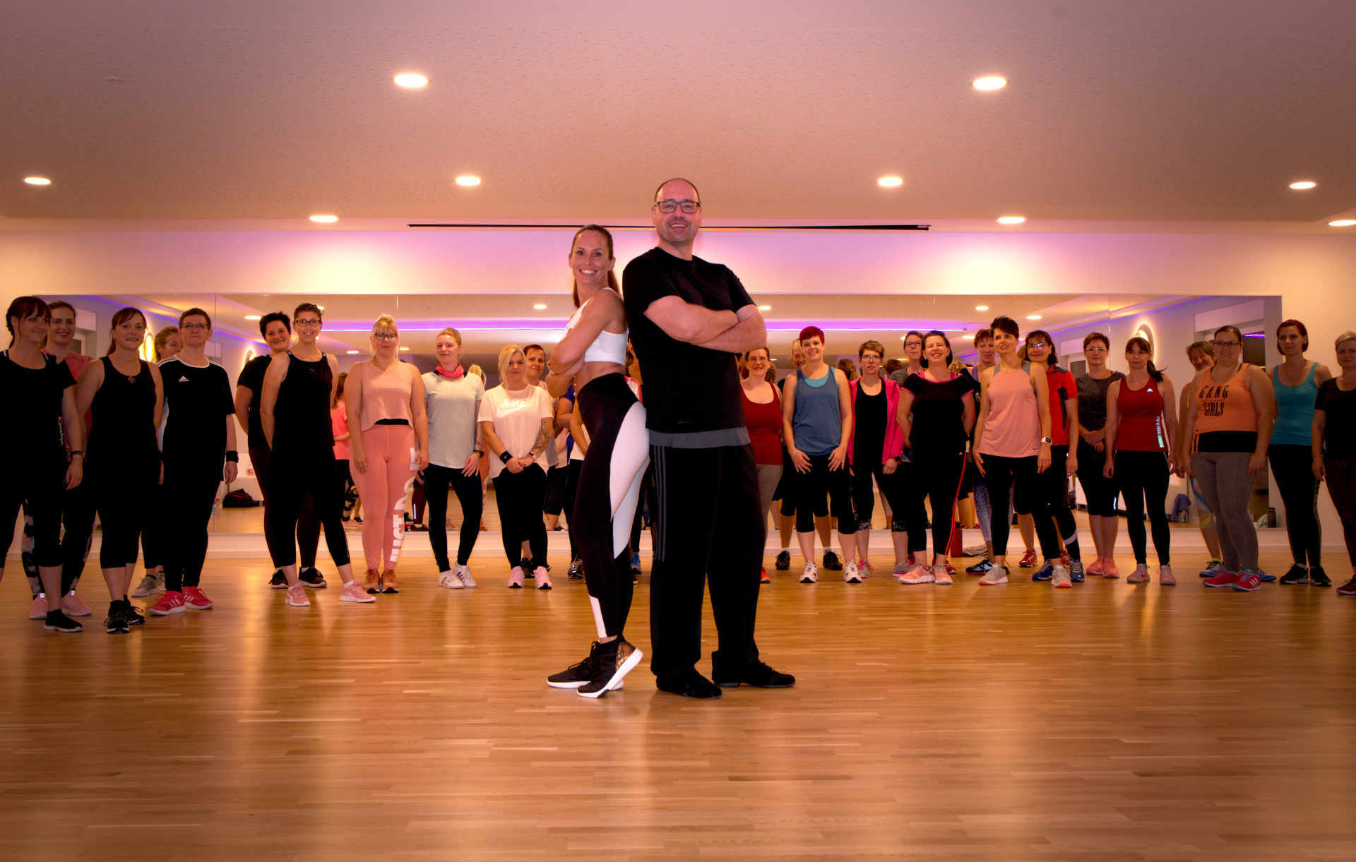 Trainer und Teilnehmerinnen Zumbakurd