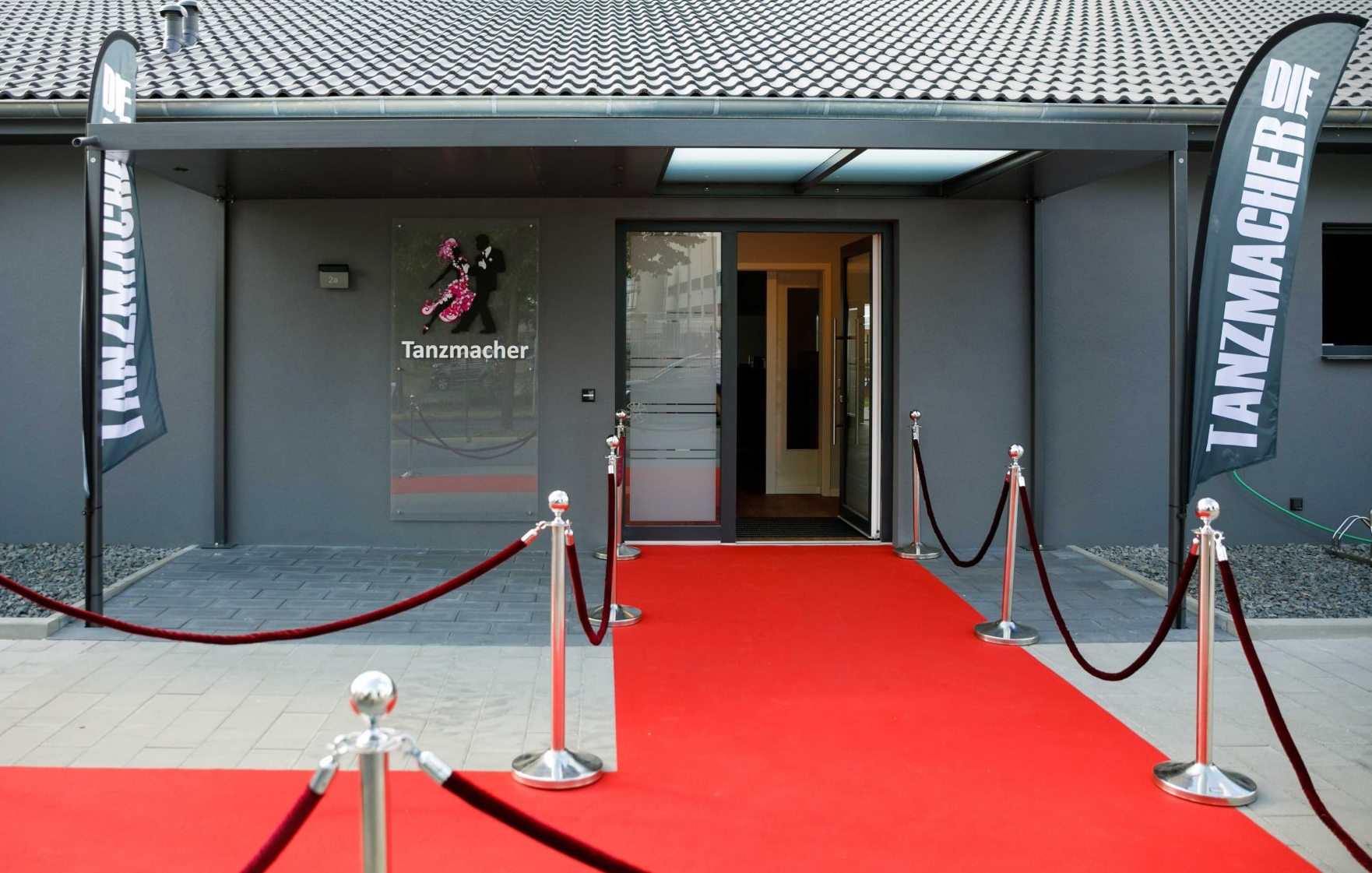 Neueröffnete Tanzschule mit rotem Teppich