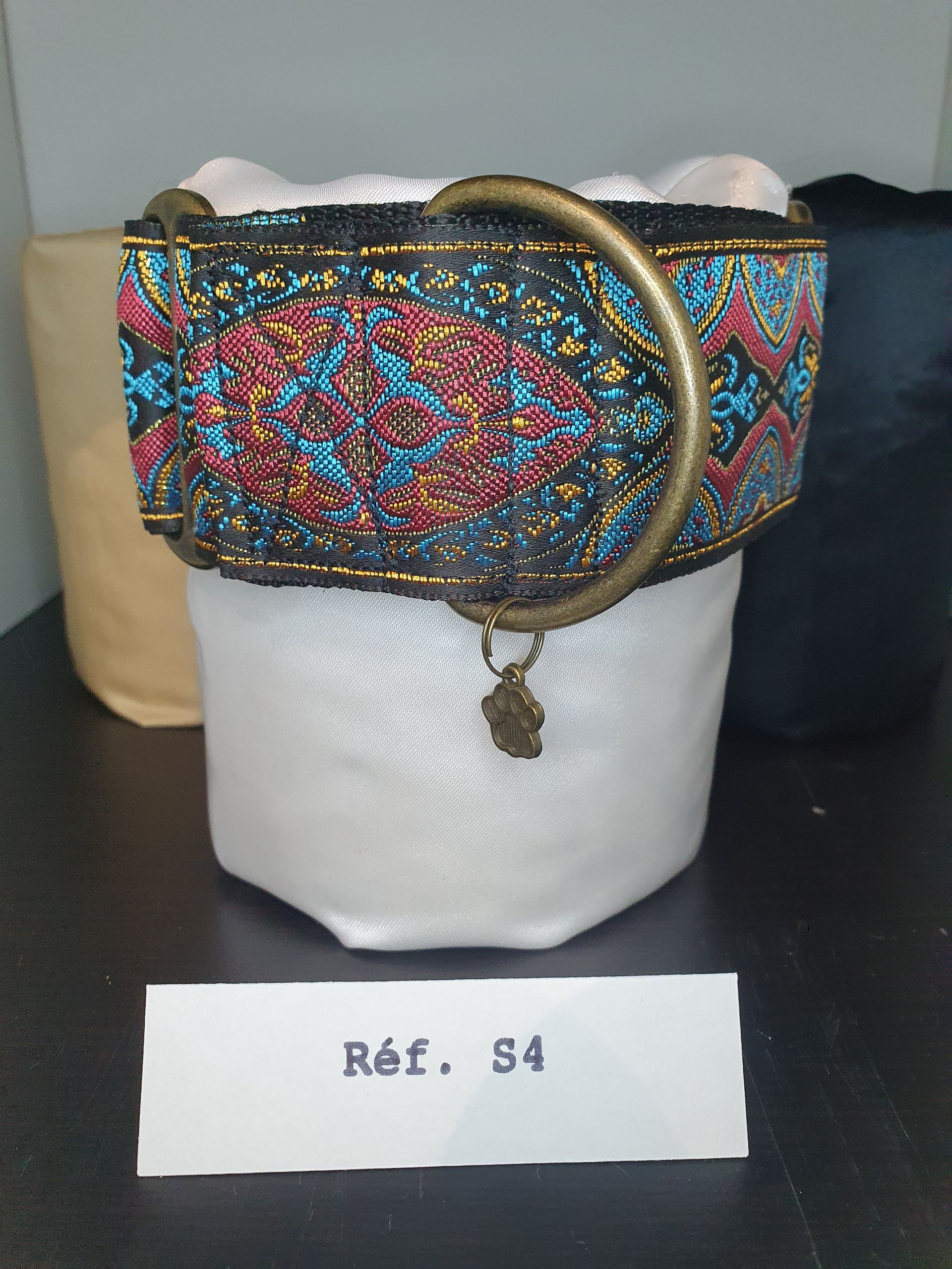 Collier martingale large pour lévrier, aux motifs géométriques multicolores. Sécurité, confort et style pour galgos et whippets.