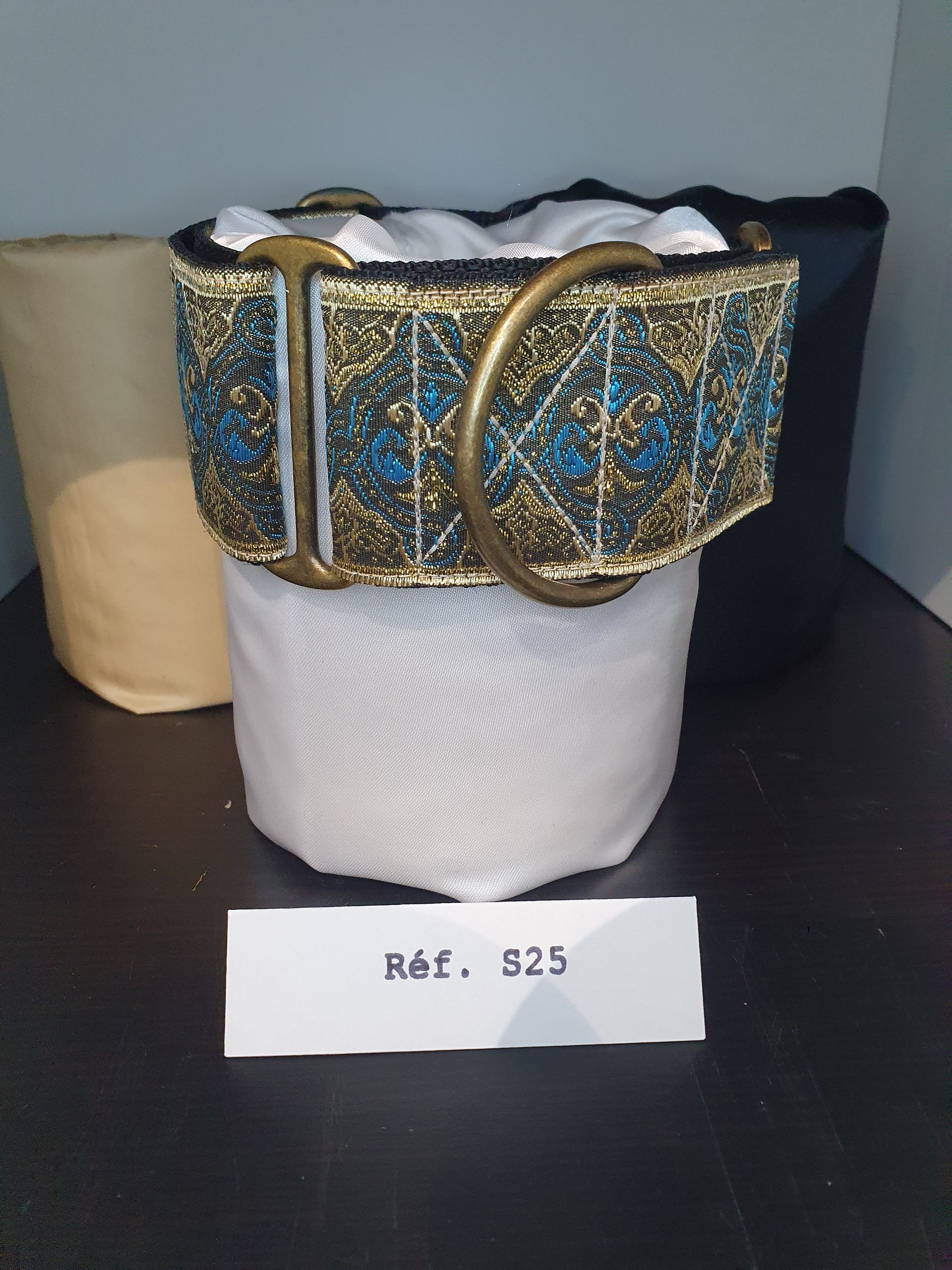 Martingale pour lévriers avec broderie turquoise, dorée et noire. Anneaux laiton vieilli. Style raffiné, sécurisant et confortable pour galgos, whippets et autres races fines du cou.