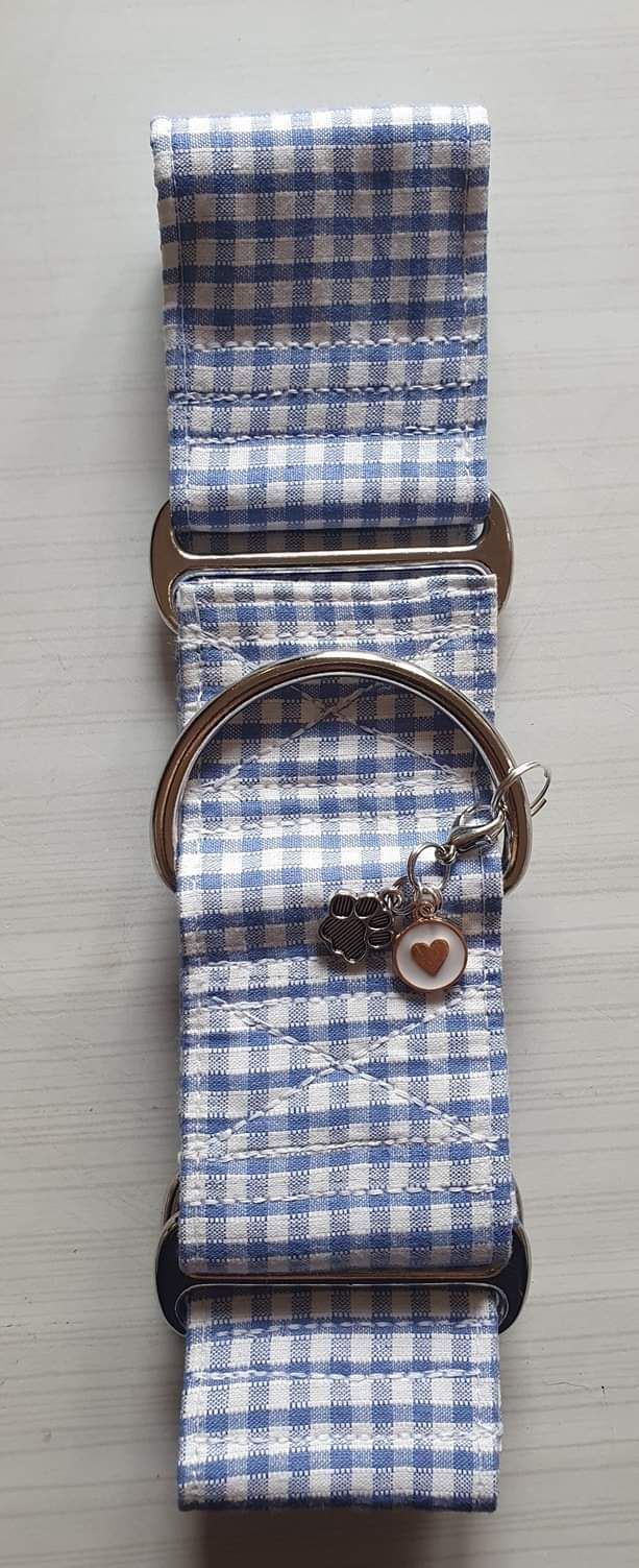 Martingale centrée pour Galgos ou autre type de chien, 5cm de large.
Sangle recouverte de tissus, bouclerie soudée et solide