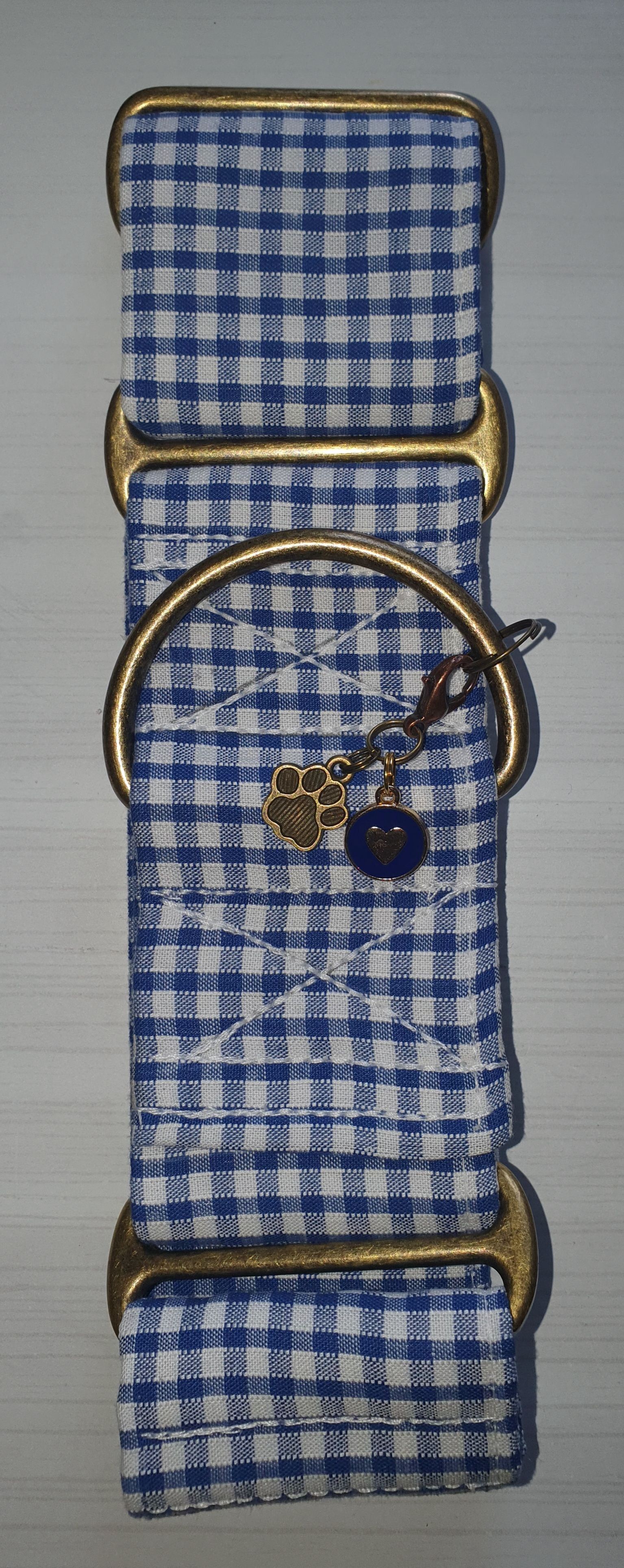 Martingale centrée pour Galgos ou autre type de chien, 5cm de large.
Sangle recouverte de tissus, bouclerie soudée et solide