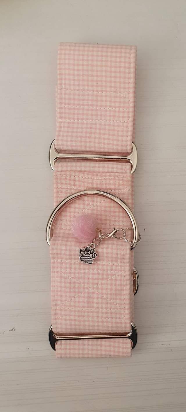 Martingale centrée pour Galgos ou autre type de chien, 5cm de large.
Sangle recouverte de tissus, bouclerie solide