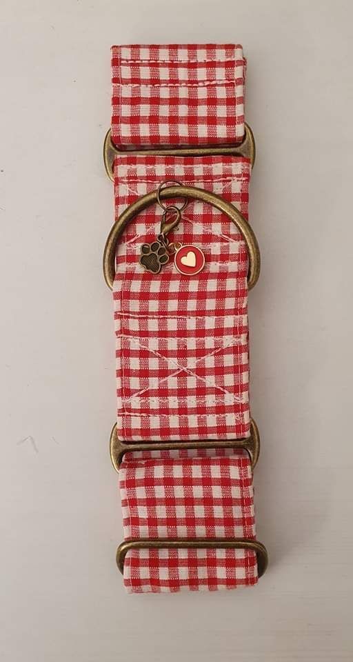 Martingale centrée pour Galgos ou autre type de chien, 5cm de large.
Sangle recouverte de tissus, bouclerie soudée et solide