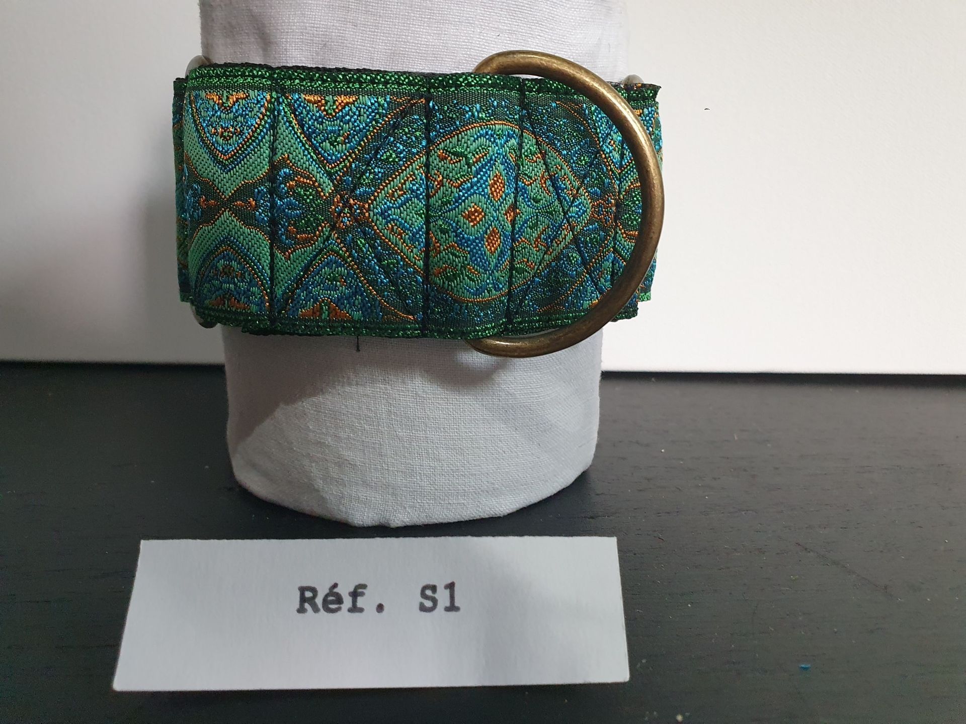 Collier martingale artisanal pour lévrier (galgo, whippet, podenco), en tissu vert profond à motifs dorés. Élégant, confortable et sécurisé.