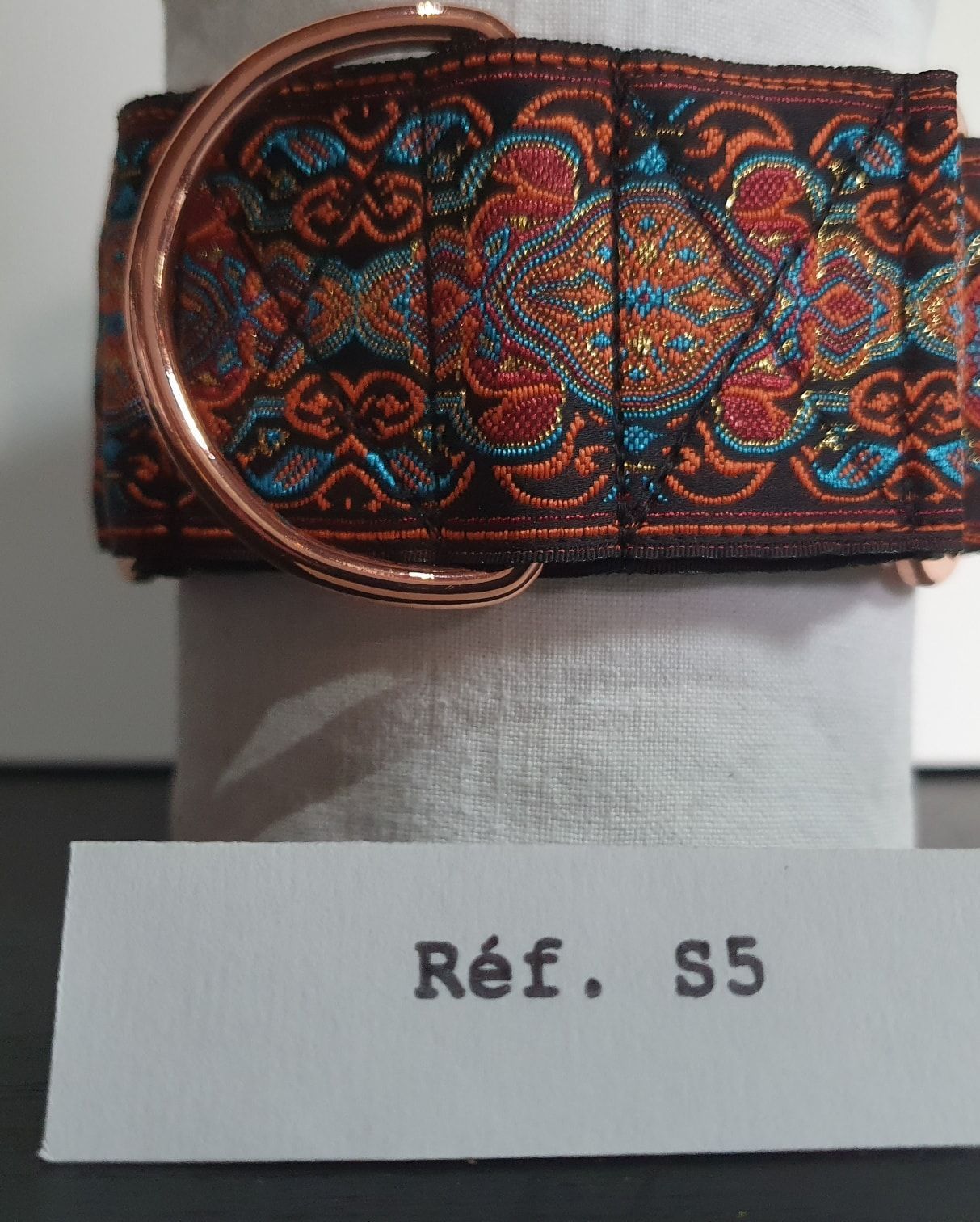 Collier martingale artisanal pour lévrier aux tons chauds et motifs raffinés. Confort et sécurité pour galgos et whippets