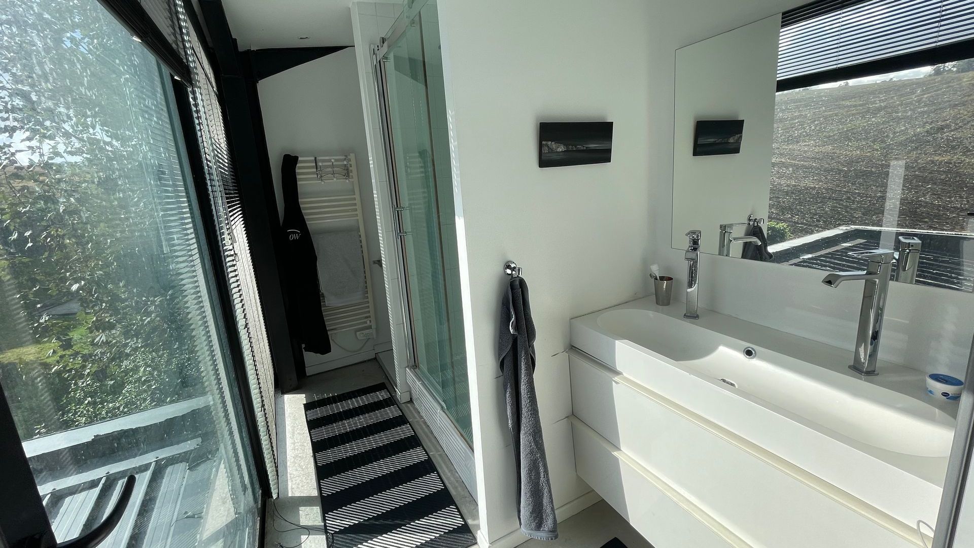 Salle de bains de la chambre panoramique