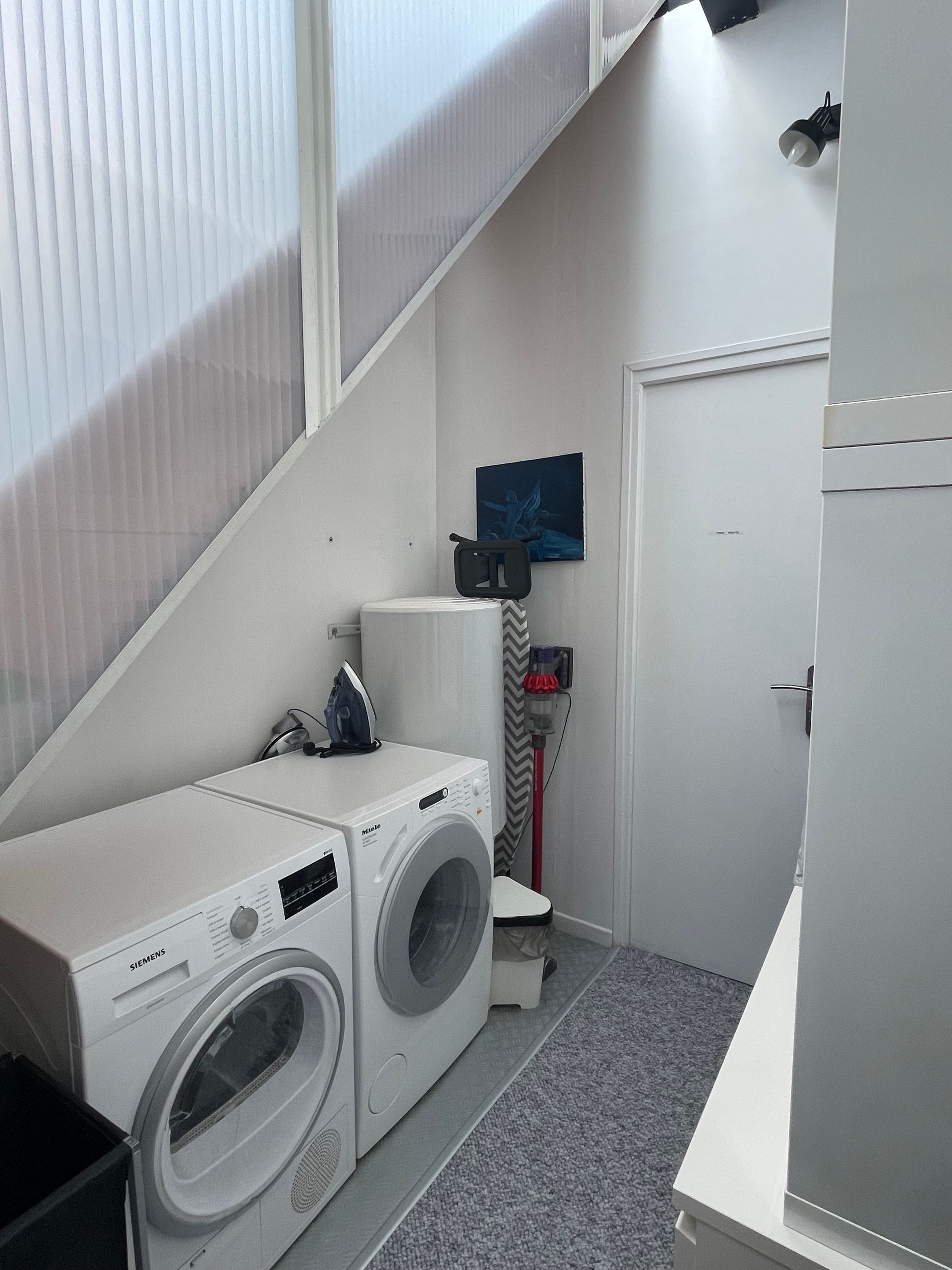 Lingerie avec lave-ling et seche linge.