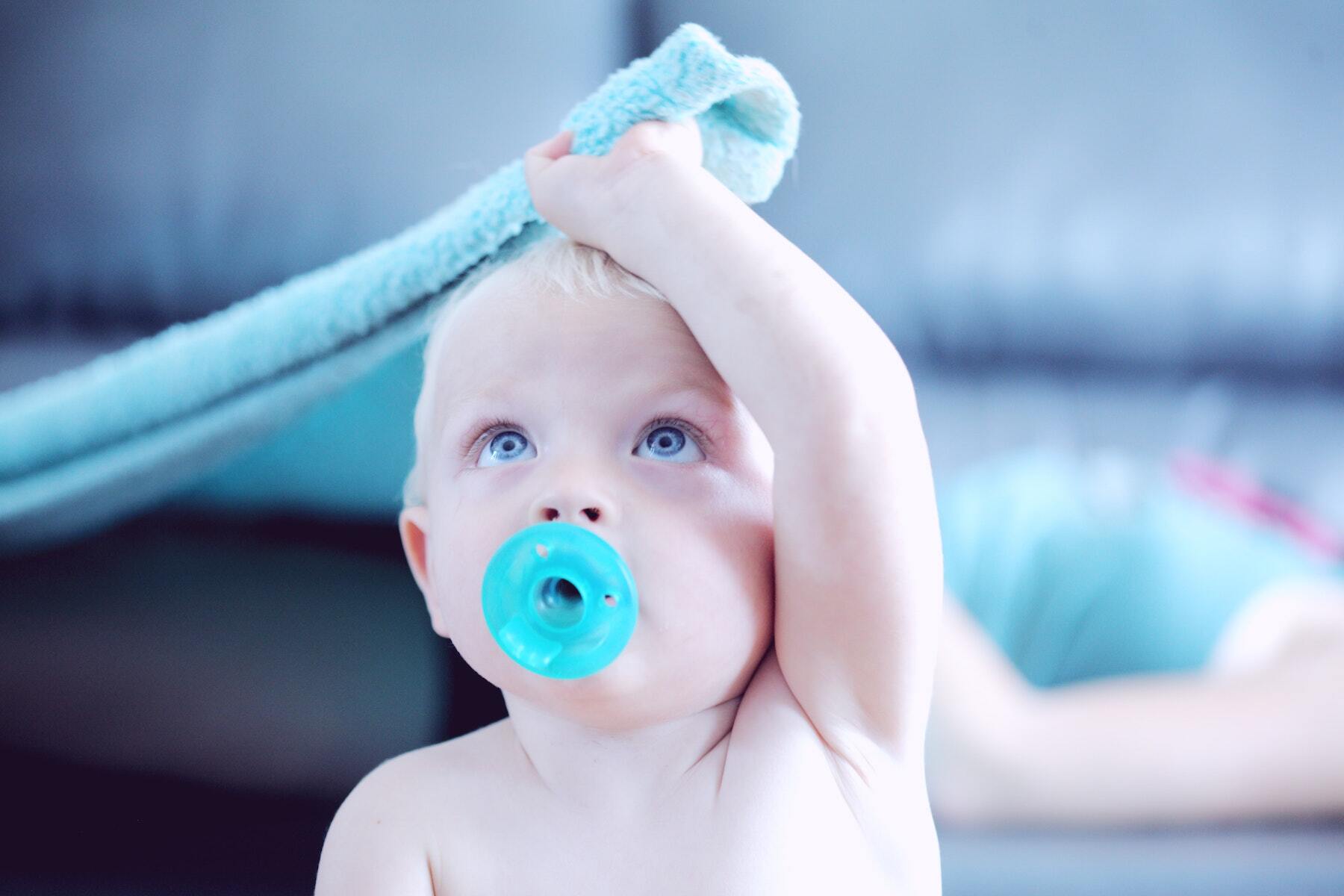 Apprendre à bébé à se rendormir sans tétine