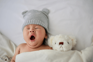 bebe pleure de fatigue mais ne veut pas dormir