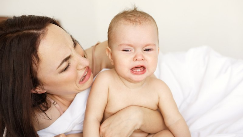 bebe pleure dans son sommeil