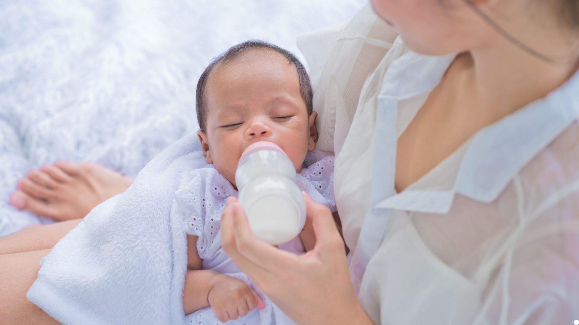 Nouveau-né : peut-il dormir 7h la nuit sans manger ?