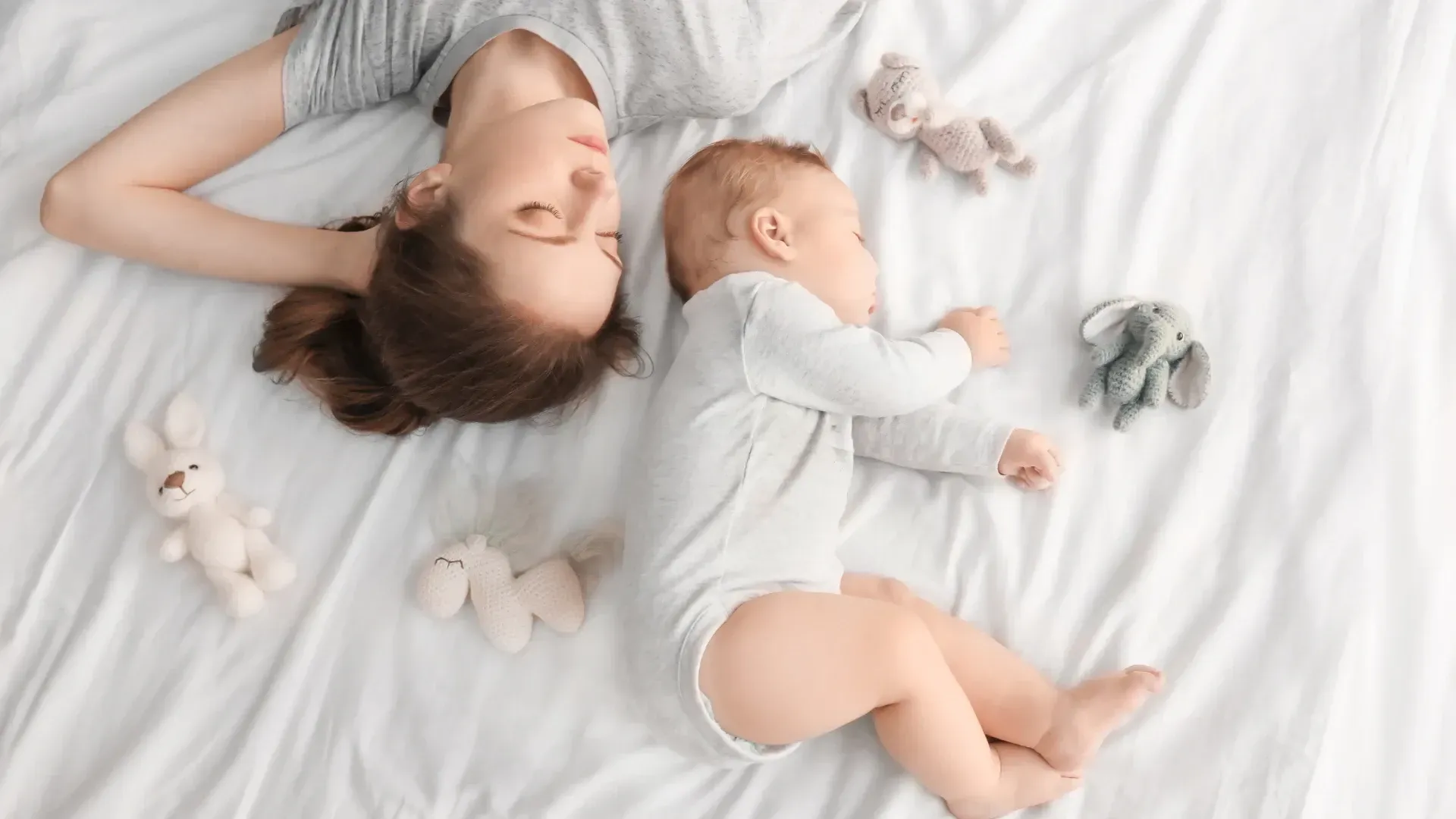 Siestes de 30 minutes : pourquoi bébé ne dort pas plus longtemps et comment allonger ses siestes ?