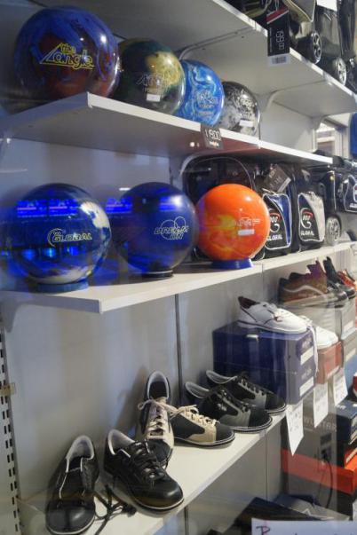 Pro-Shop City Bowling Kassel Bild des Pro Shops in Kassel mit Bowlingbällen in verschiedenen Gewichten und Farben, verschiedene Bowlingschuhe.