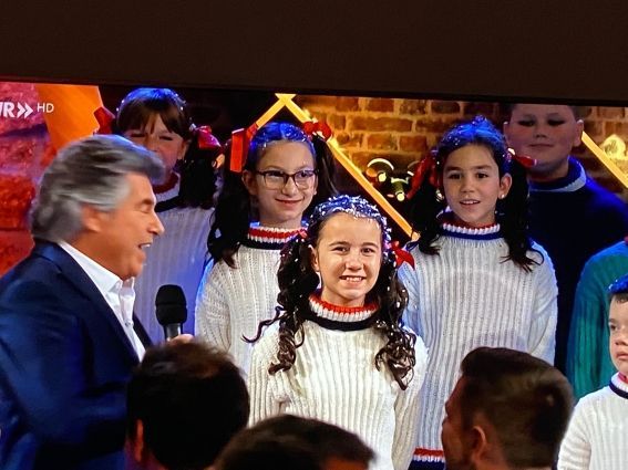 Andy Borg im Gespräch mit dem Trixi-Kinderchor Heilig Abend-Sendung 2022 im SWR