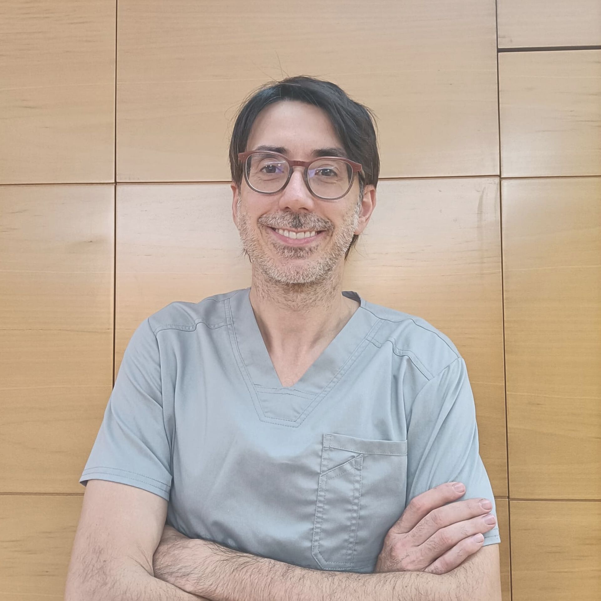 Dr. Javier Somoza es especialista en cirugía guiada en la clínica dental Estildental de Barcelona.