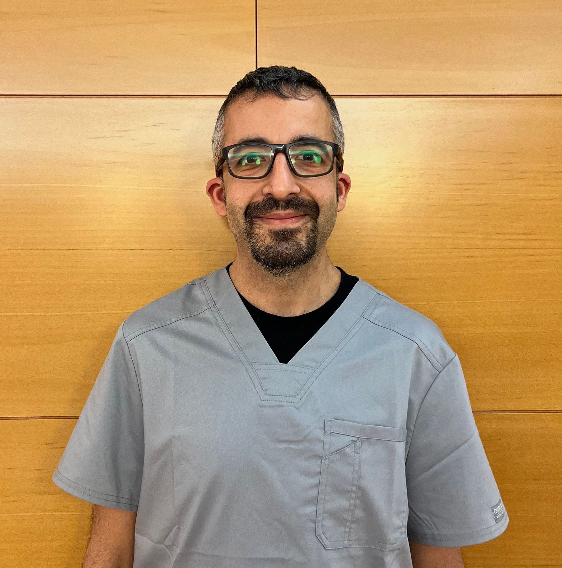 Dr. Faisal Katrib es director médico especialista en odontología conservadora, implantes y ATM.